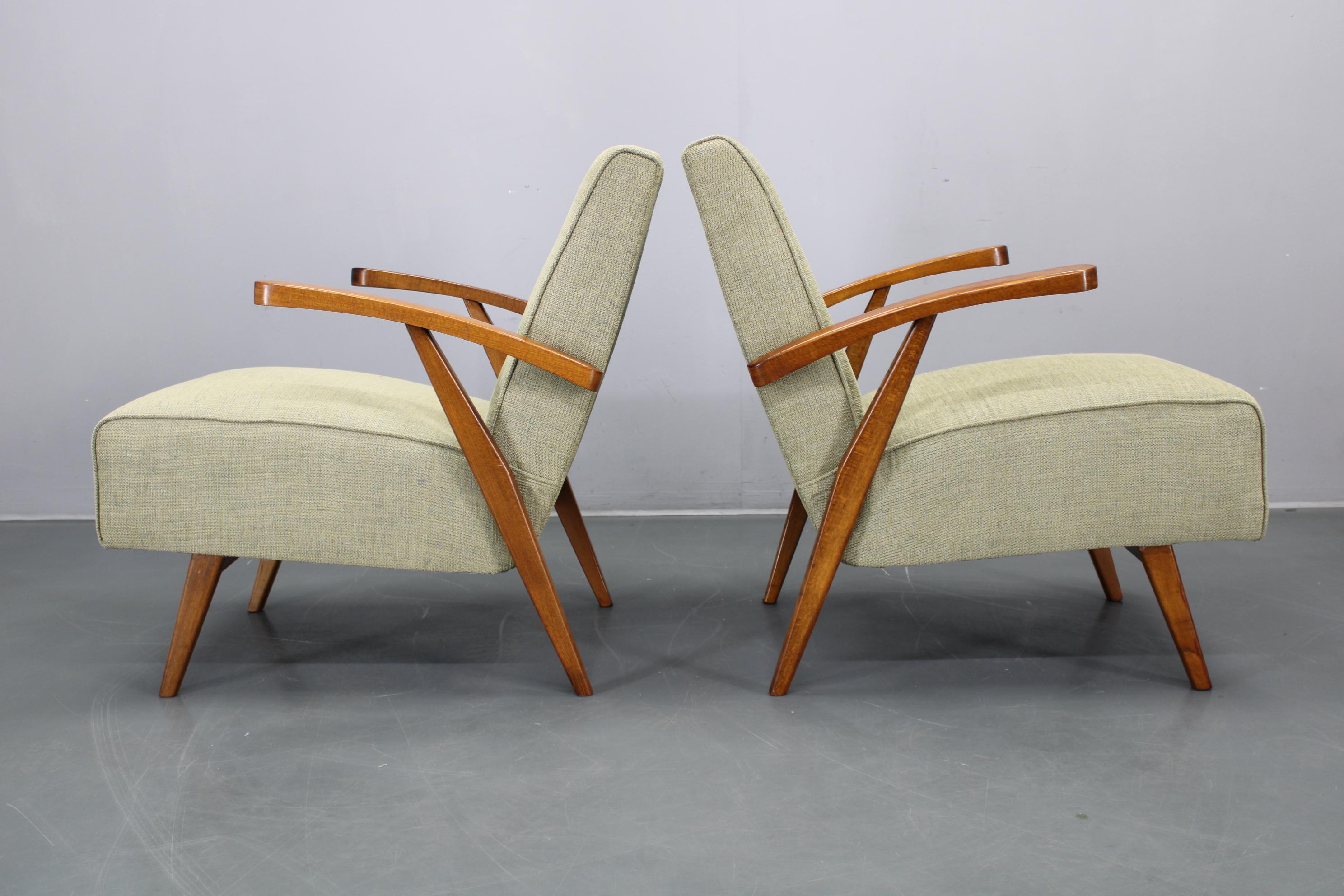 Paar 1960er Sessel aus massiver Buche, restauriert und neu gepolstert im Zustand „Gut“ im Angebot in Praha, CZ