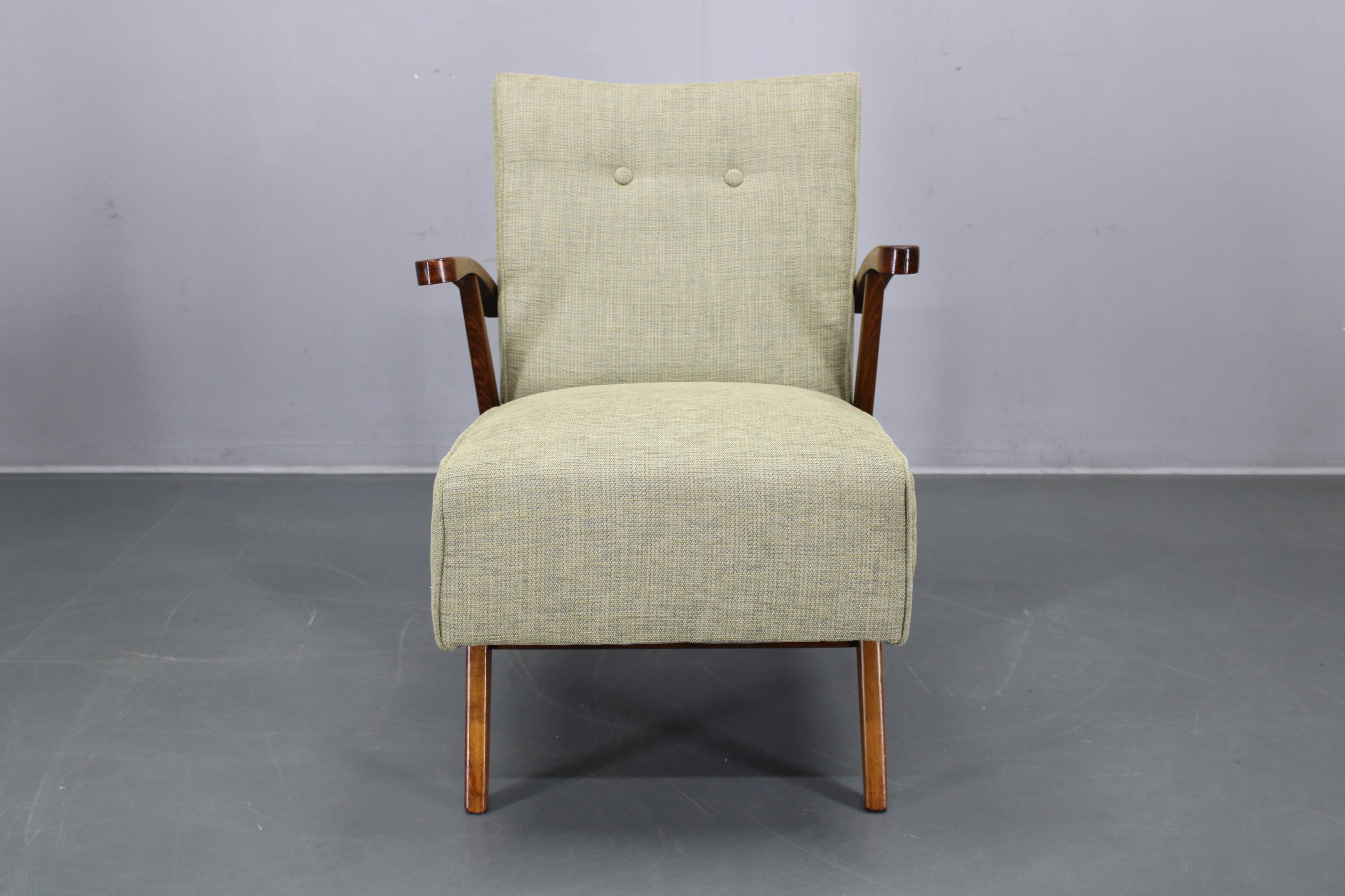 Paar 1960er Sessel aus massiver Buche, restauriert und neu gepolstert (Mitte des 20. Jahrhunderts) im Angebot