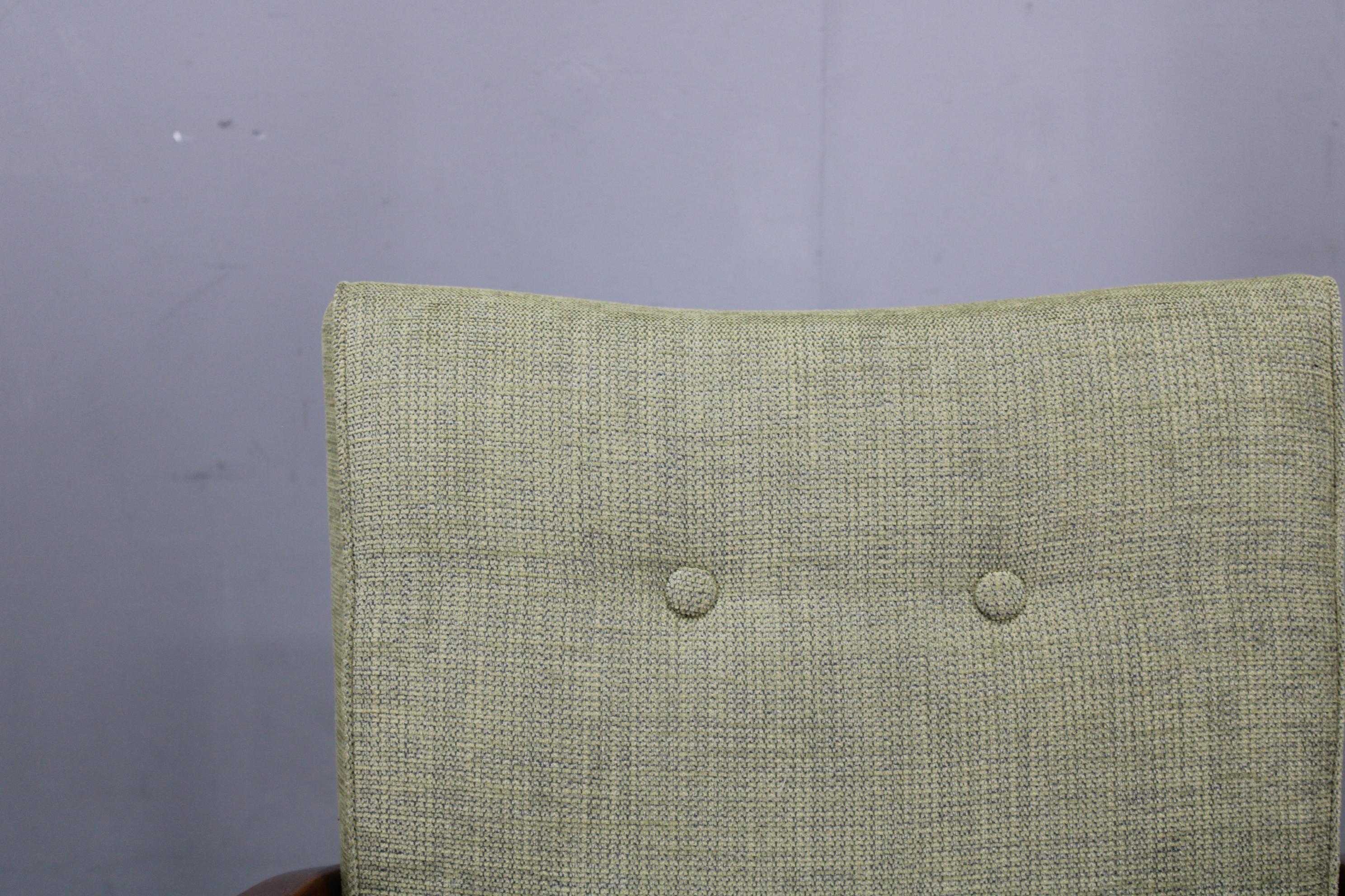 Paar 1960er Sessel aus massiver Buche, restauriert und neu gepolstert (Stoff) im Angebot