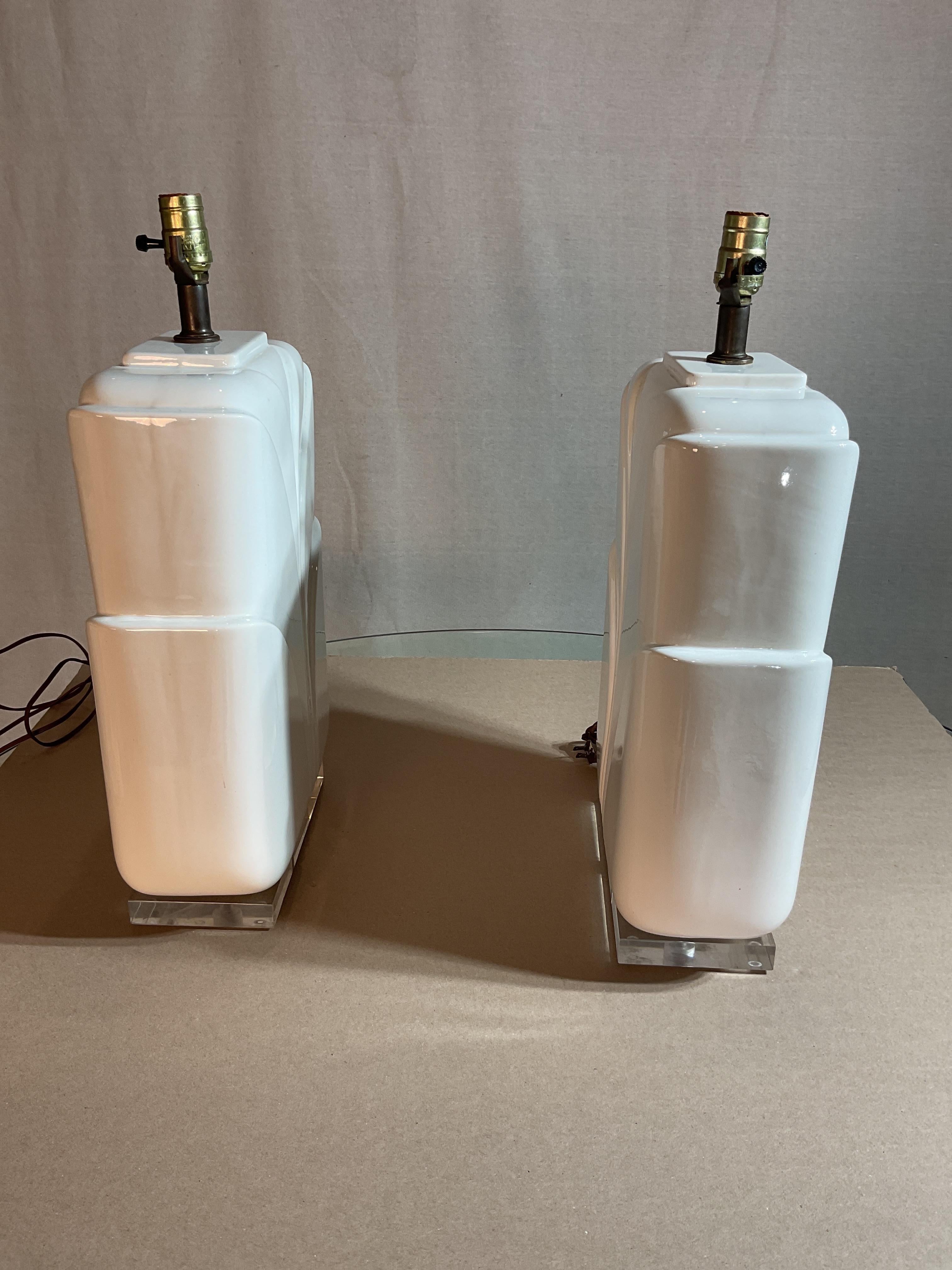 Paire de lampes Art Déco
Céramique avec base en lucite
Fabriqué dans les années 1970
Élégant et fonctionnel !