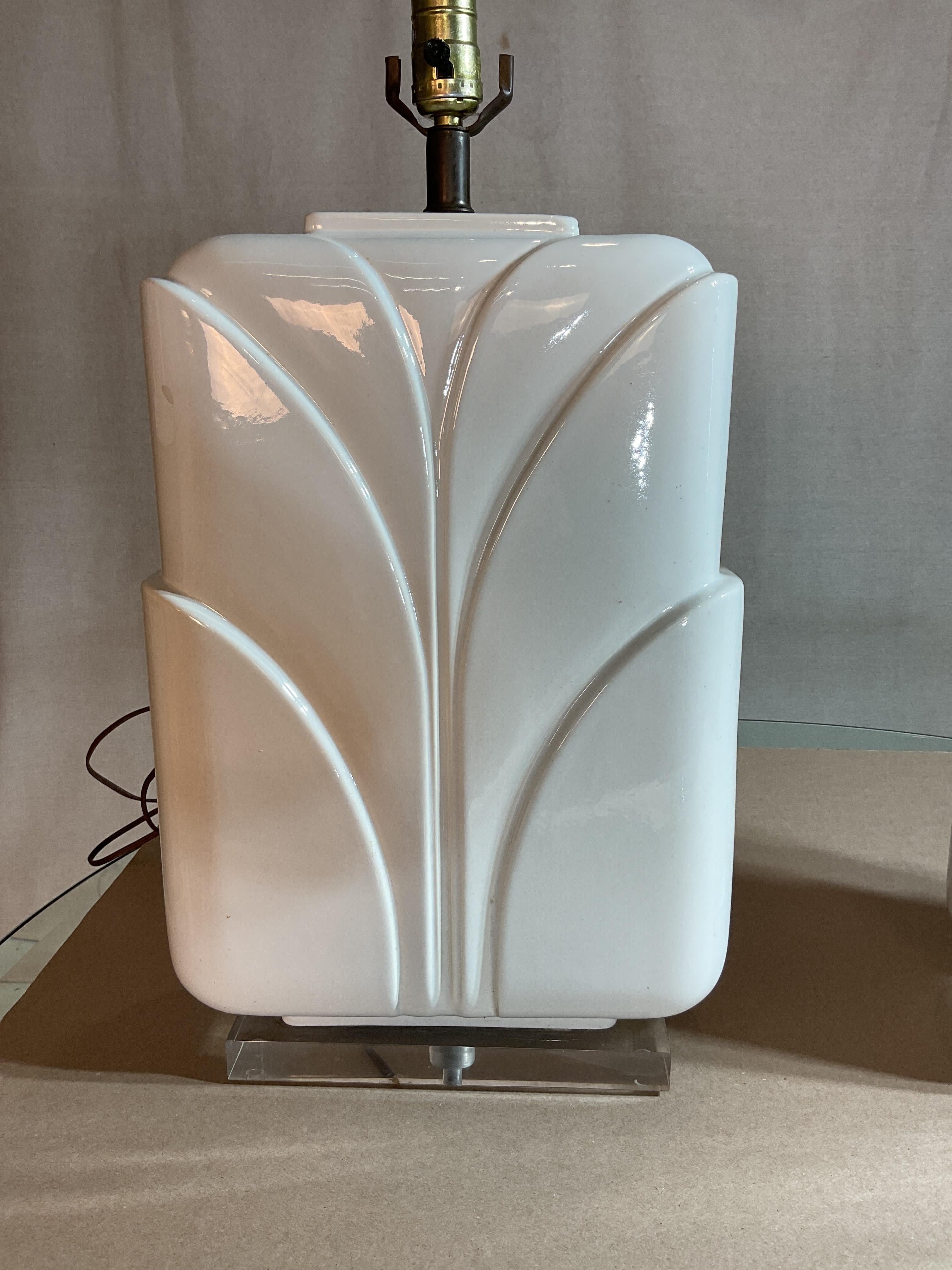 Céramique Paire de lampes Art déco des années 1960 en vente