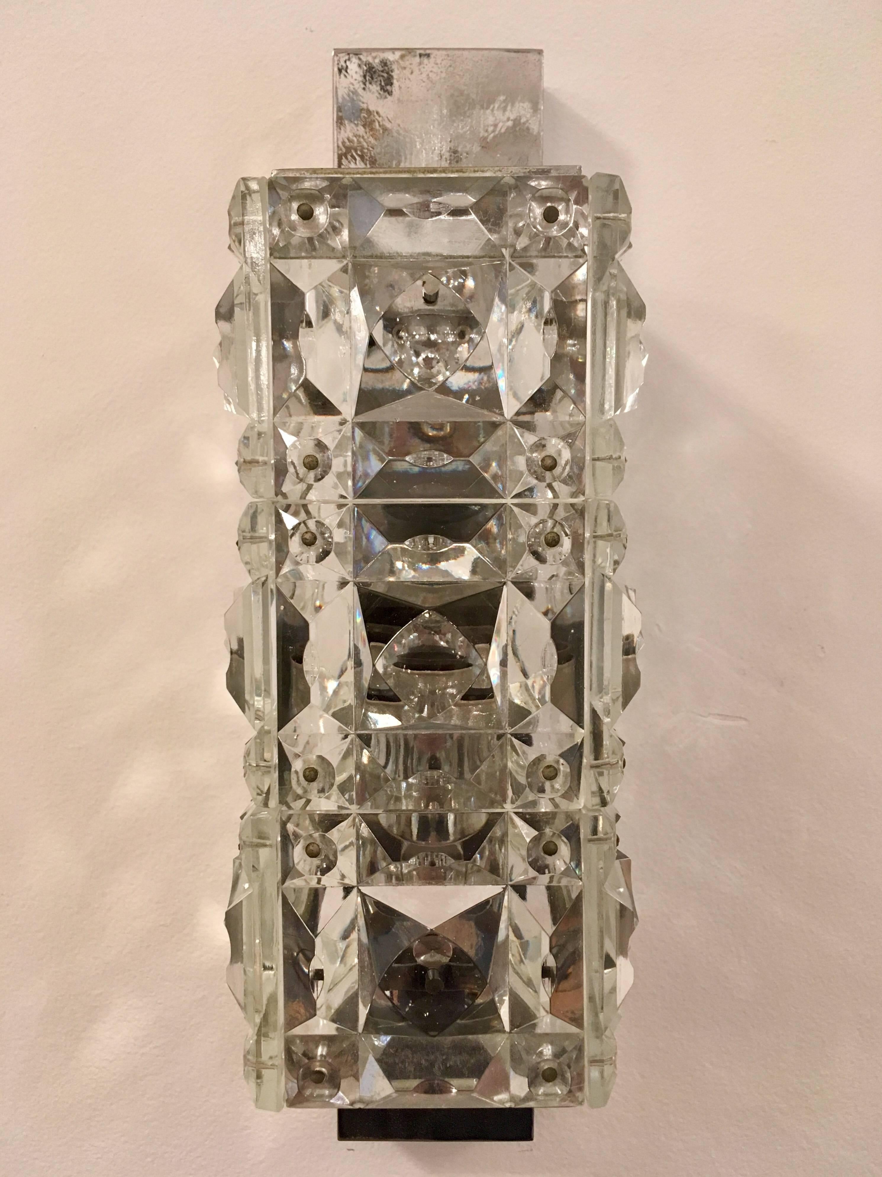 Ein wunderschönes Paar 1960er Jahre funkelnde, dicke, österreichische Kristallleuchten mit verchromten Halterungen von Kinkeldey, neu verkabelt.