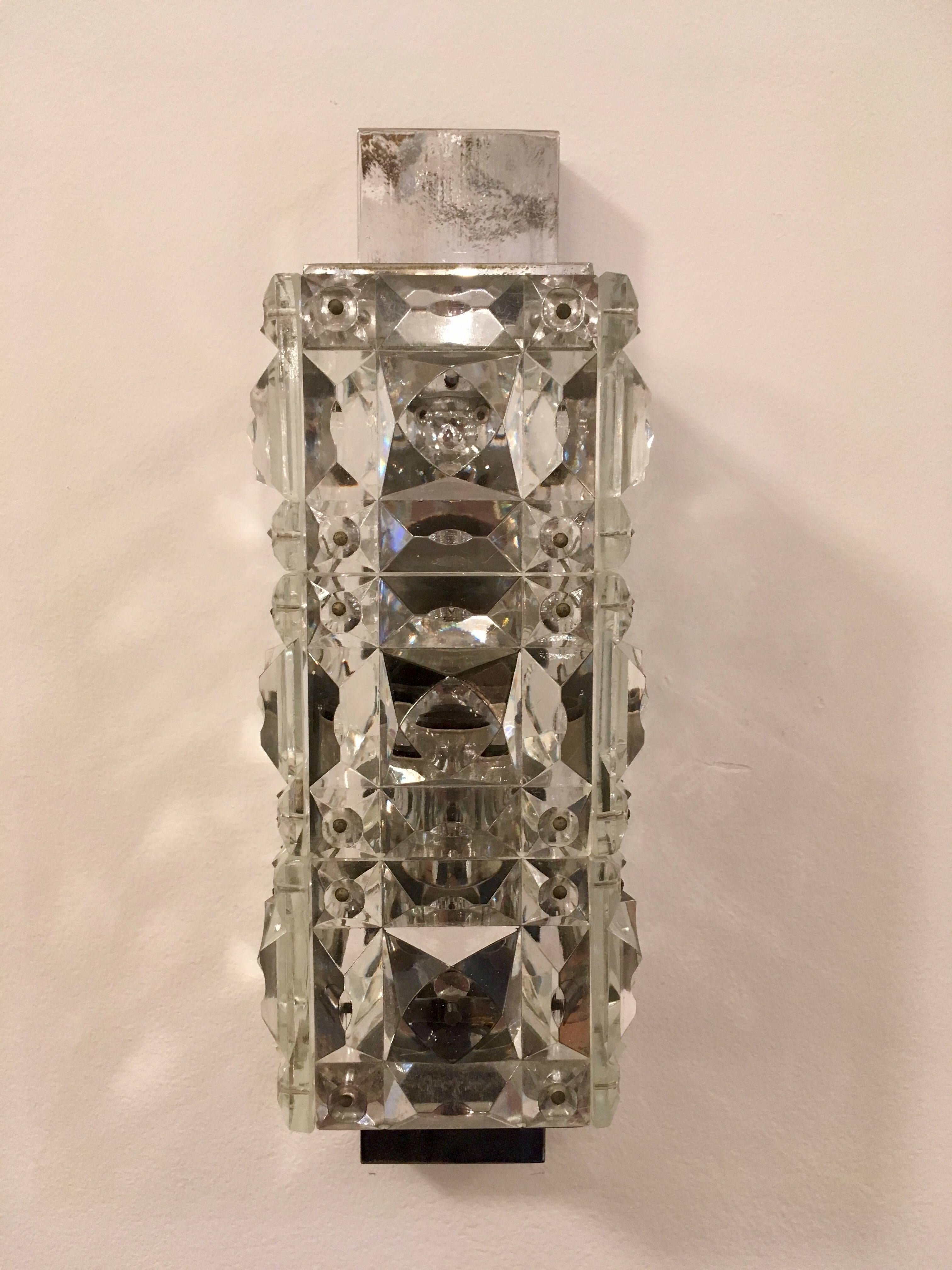 Ein Paar österreichische Kinkeldey-Wandleuchten aus Kristall aus den 1960er Jahren (Moderne der Mitte des Jahrhunderts) im Angebot