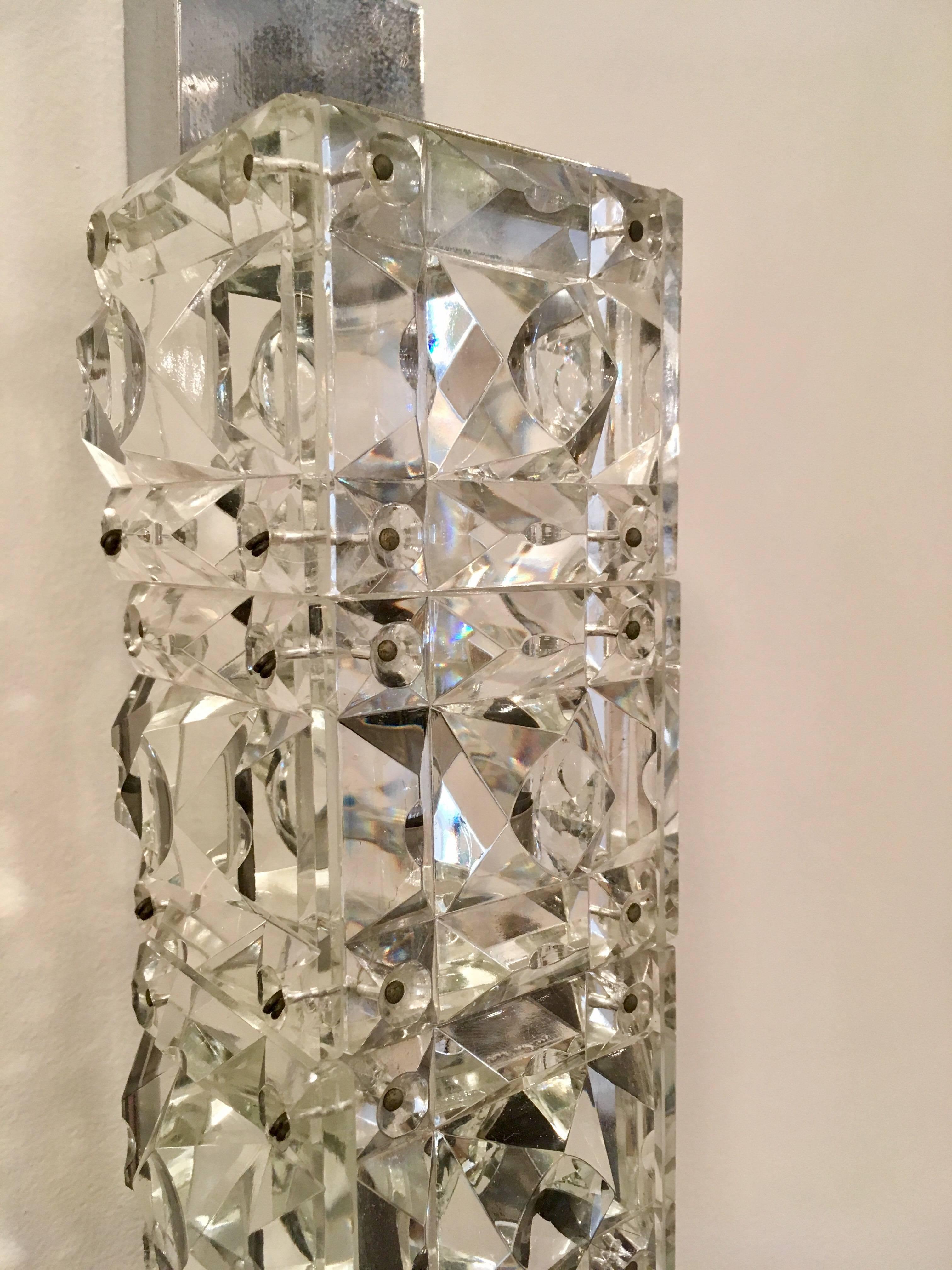 Ein Paar österreichische Kinkeldey-Wandleuchten aus Kristall aus den 1960er Jahren im Zustand „Hervorragend“ im Angebot in New York, NY