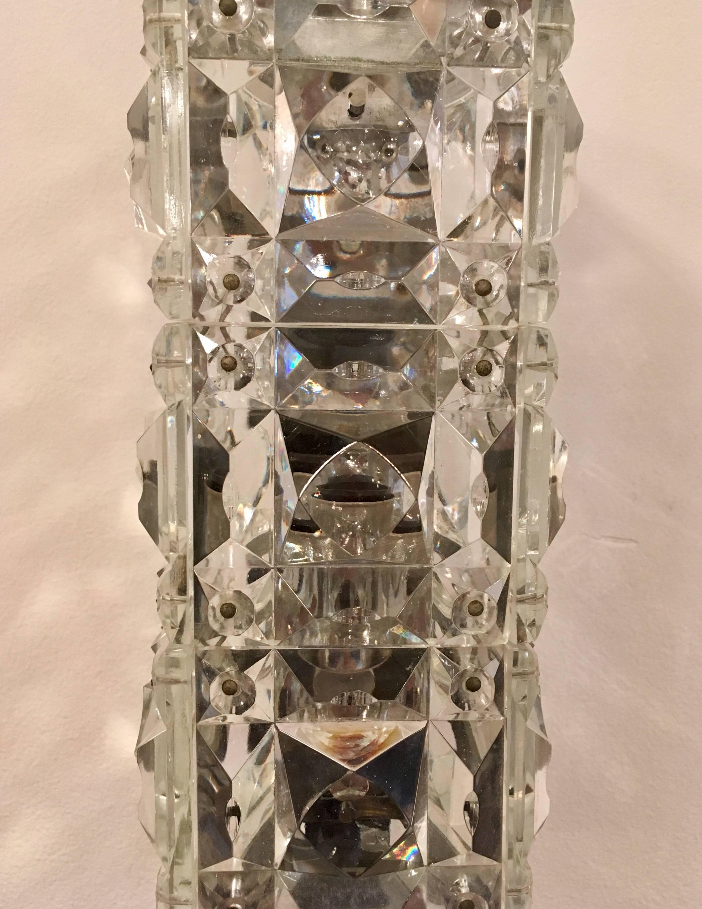 Ein Paar österreichische Kinkeldey-Wandleuchten aus Kristall aus den 1960er Jahren (Mitte des 20. Jahrhunderts) im Angebot