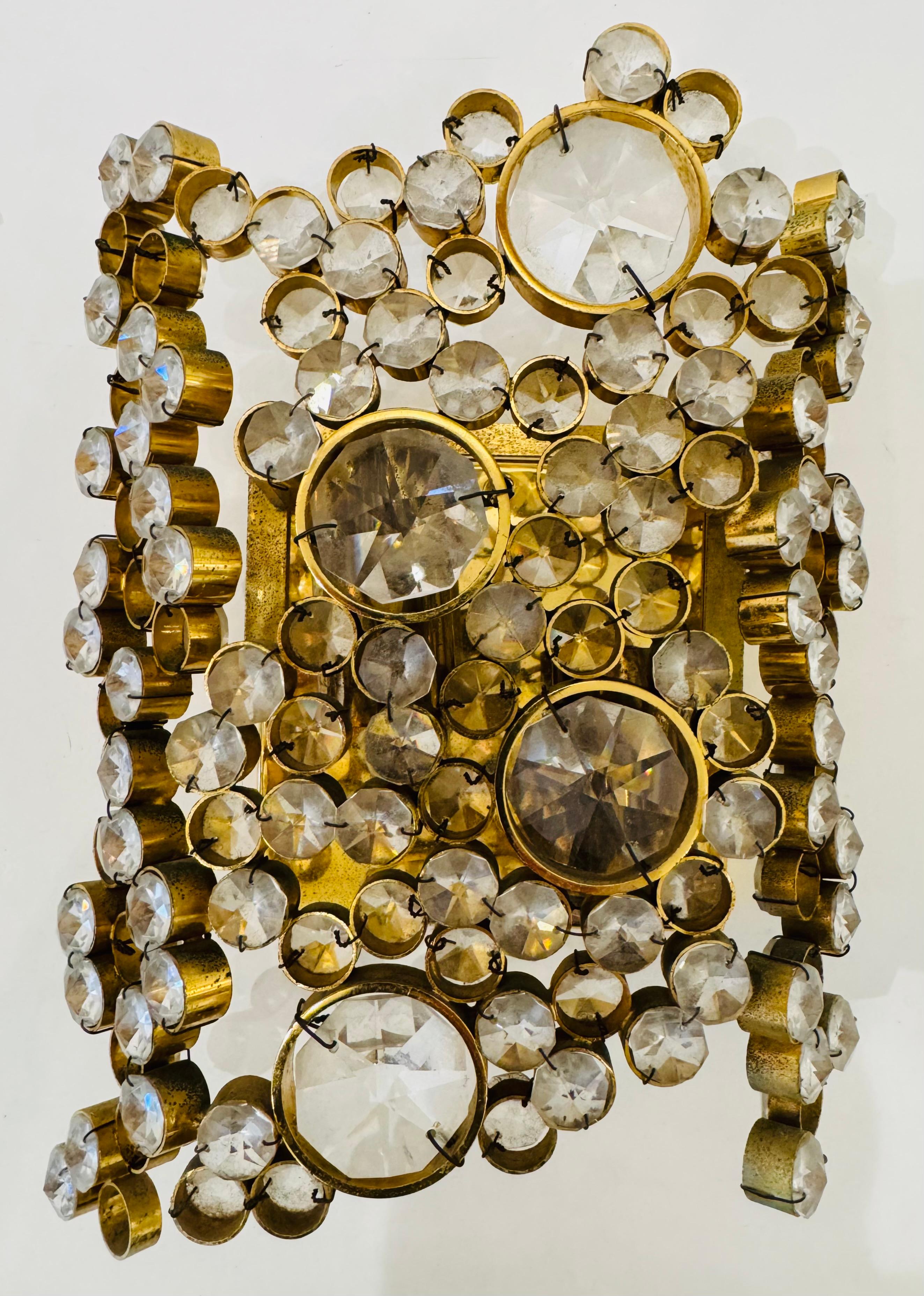 Oro Coppia di lampade da parete in cristallo austriaco Palwa del 1960, metà del secolo scorso in vendita