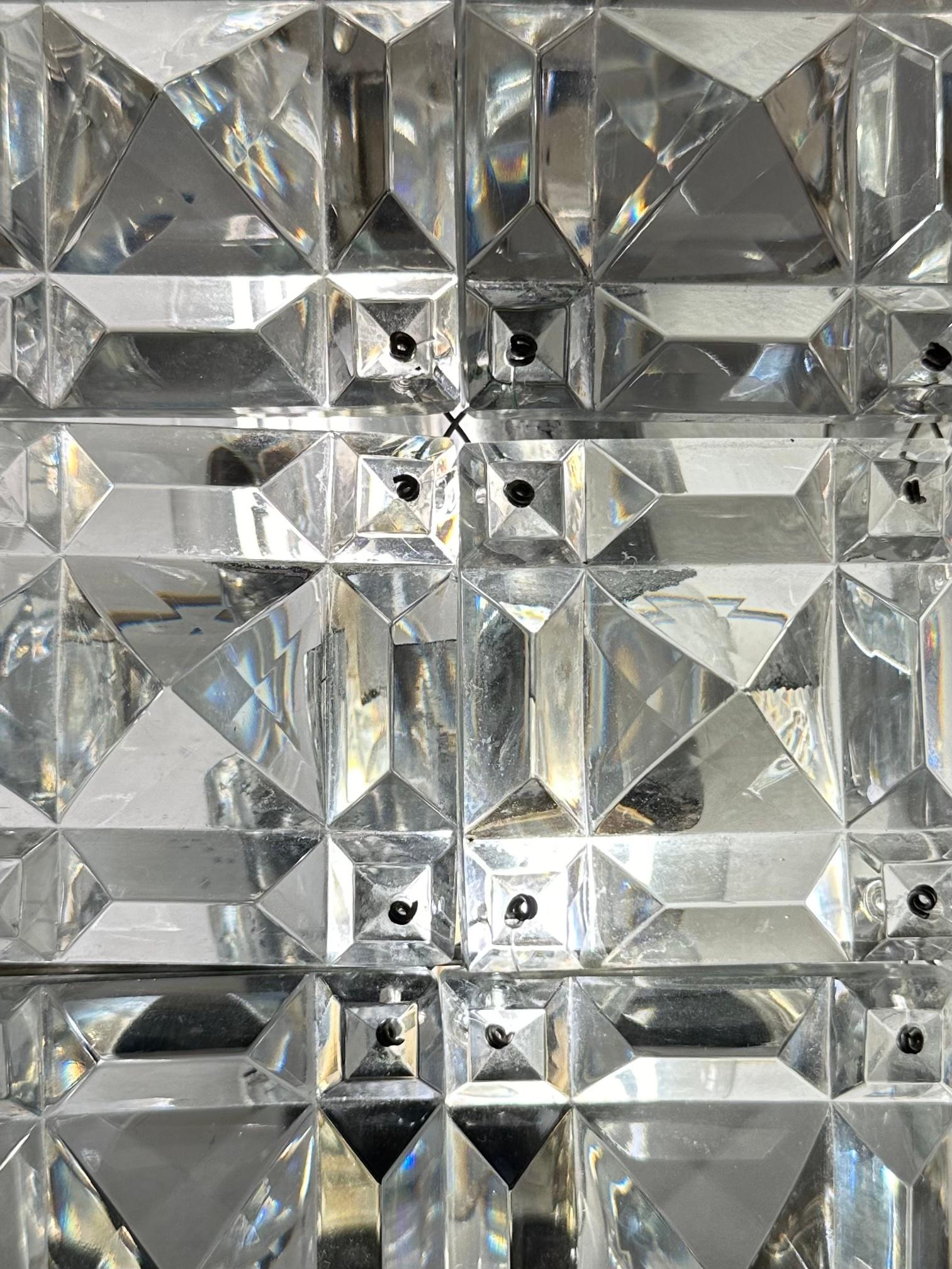 Paar 1960er Jahre österreichische Kinkeldey Prisma Facettiertes Kristall & Chrom Wandleuchter im Angebot 3