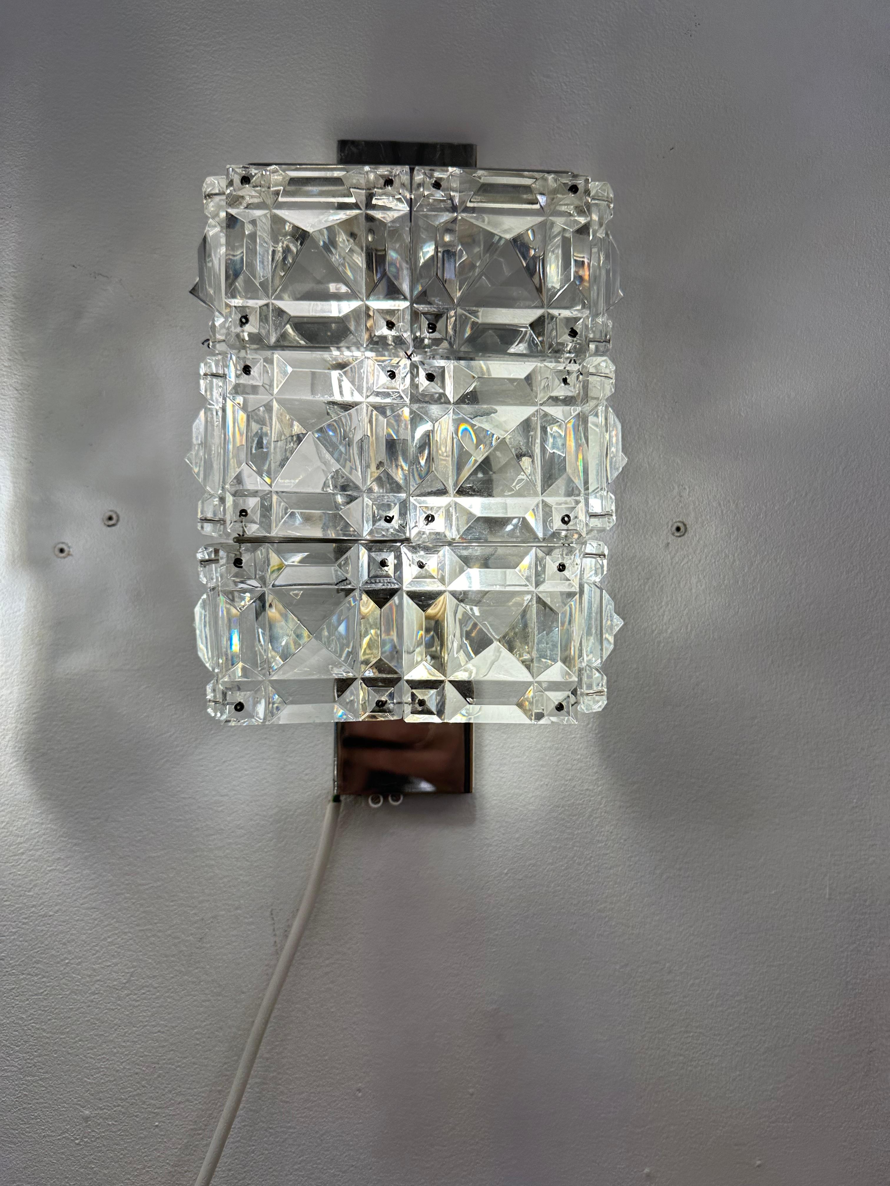 Paar 1960er Jahre österreichische Kinkeldey Prisma Facettiertes Kristall & Chrom Wandleuchter im Angebot 4