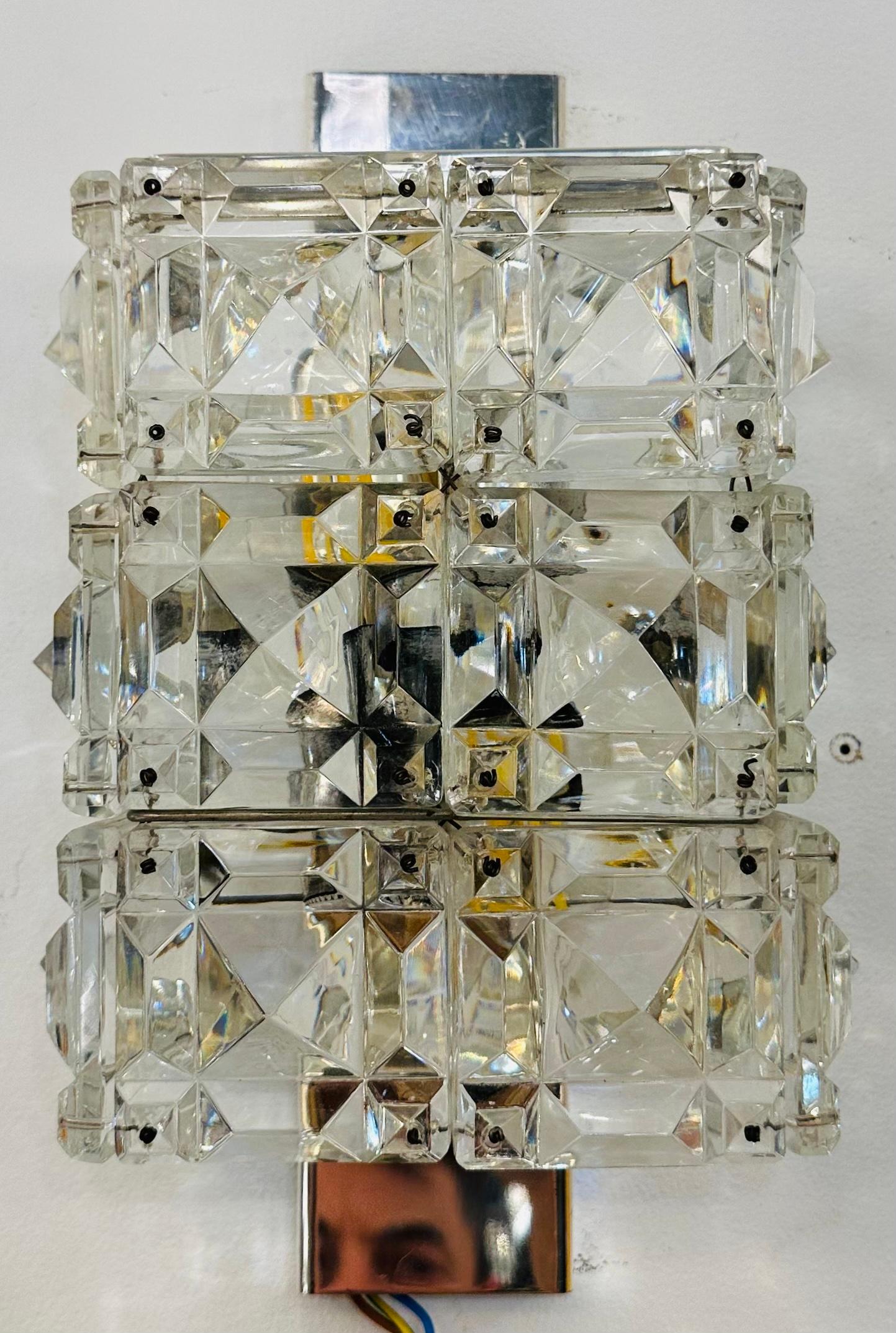 Paar 1960er Jahre österreichische Kinkeldey Prisma Facettiertes Kristall & Chrom Wandleuchter im Angebot 8