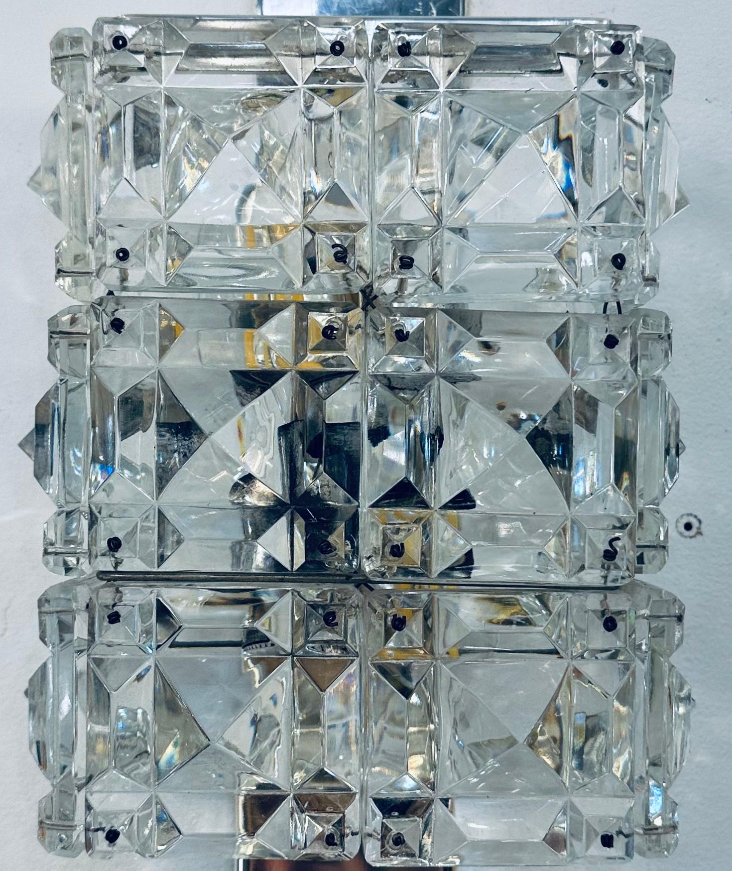 Paar 1960er Jahre österreichische Kinkeldey Prisma Facettiertes Kristall & Chrom Wandleuchter im Angebot 9