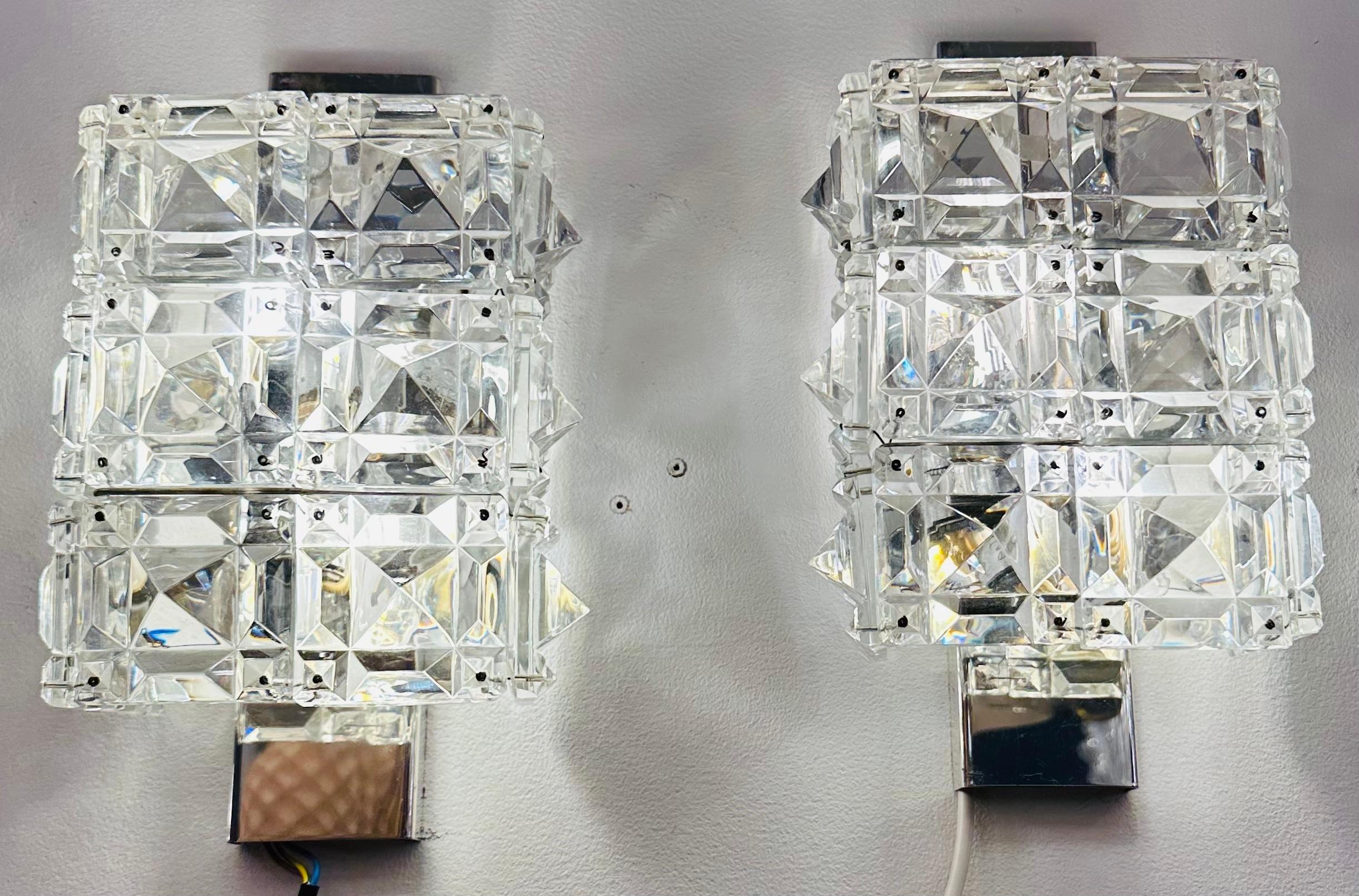 Paar 1960er Jahre österreichische Kinkeldey Prisma Facettiertes Kristall & Chrom Wandleuchter im Zustand „Gut“ im Angebot in London, GB