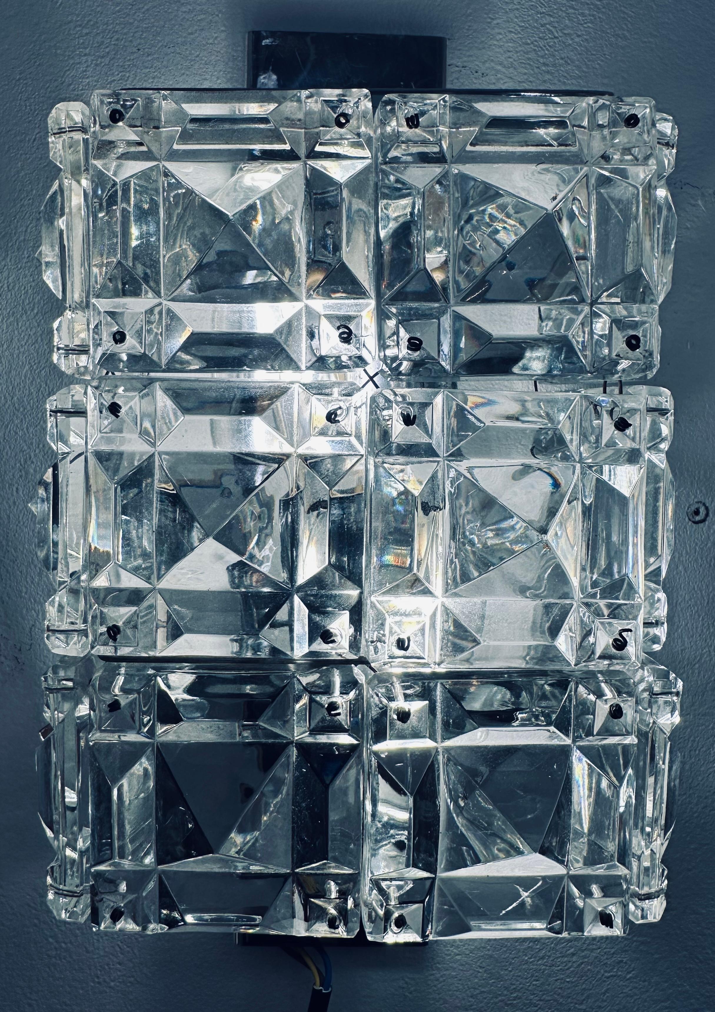Paar 1960er Jahre österreichische Kinkeldey Prisma Facettiertes Kristall & Chrom Wandleuchter im Angebot 1