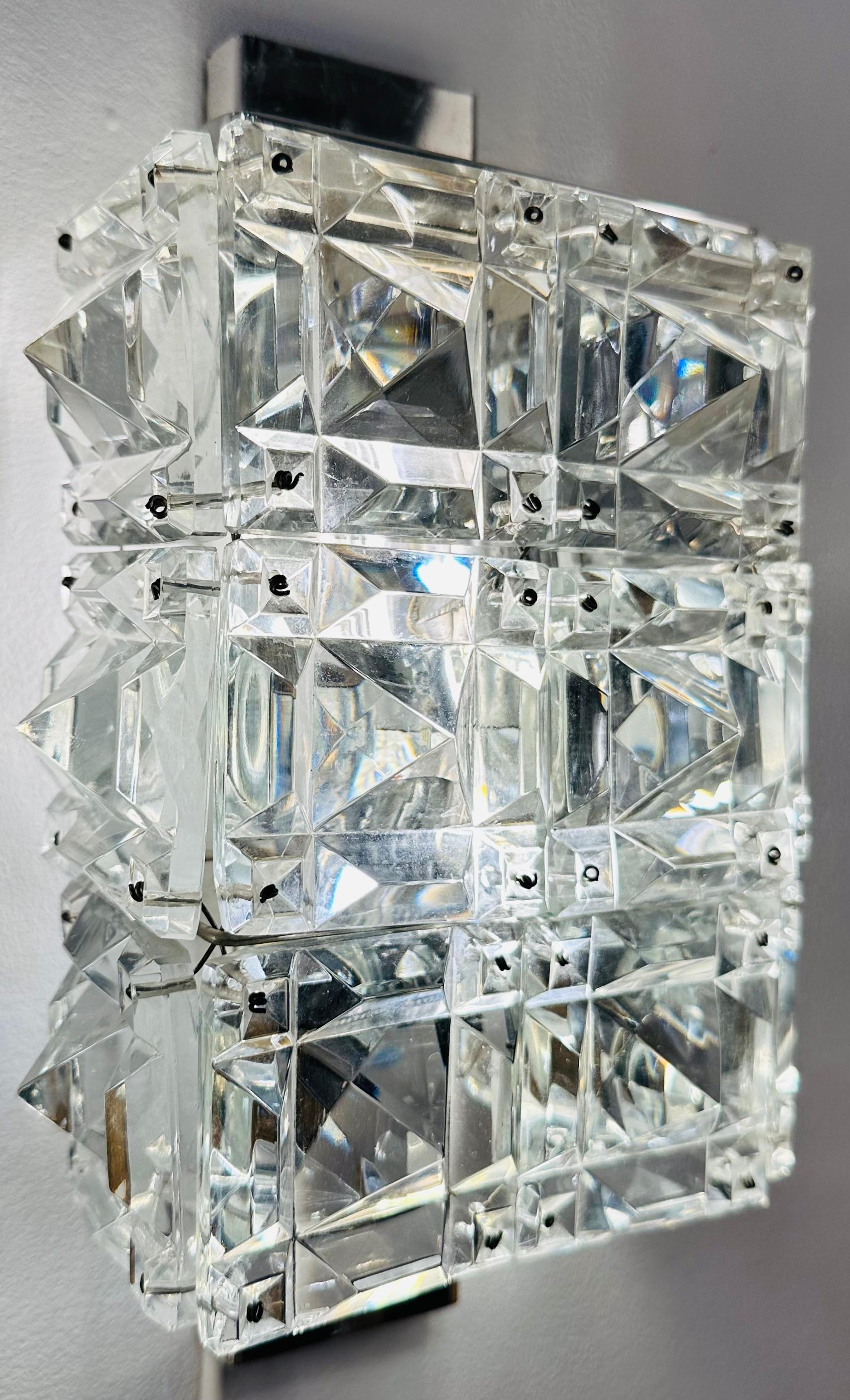 Paar 1960er Jahre österreichische Kinkeldey Prisma Facettiertes Kristall & Chrom Wandleuchter im Angebot 2