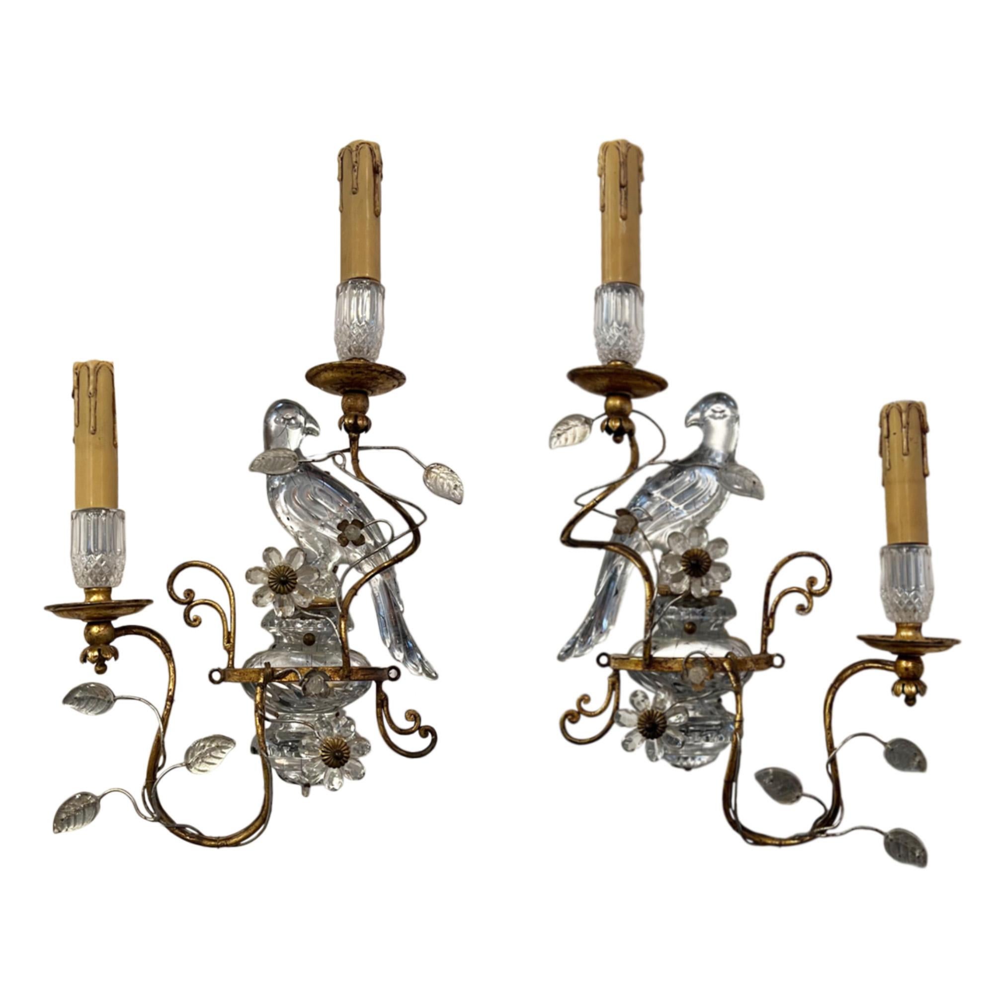 A pair of 1960s Italian Baguès style wall sconces, with parrots and urns. These sconces are made by Banci and are a very similar style and quality to the Parisan light atelier Maison Baguès. 

Founded in the heart of Florence in 1899 as a workshop