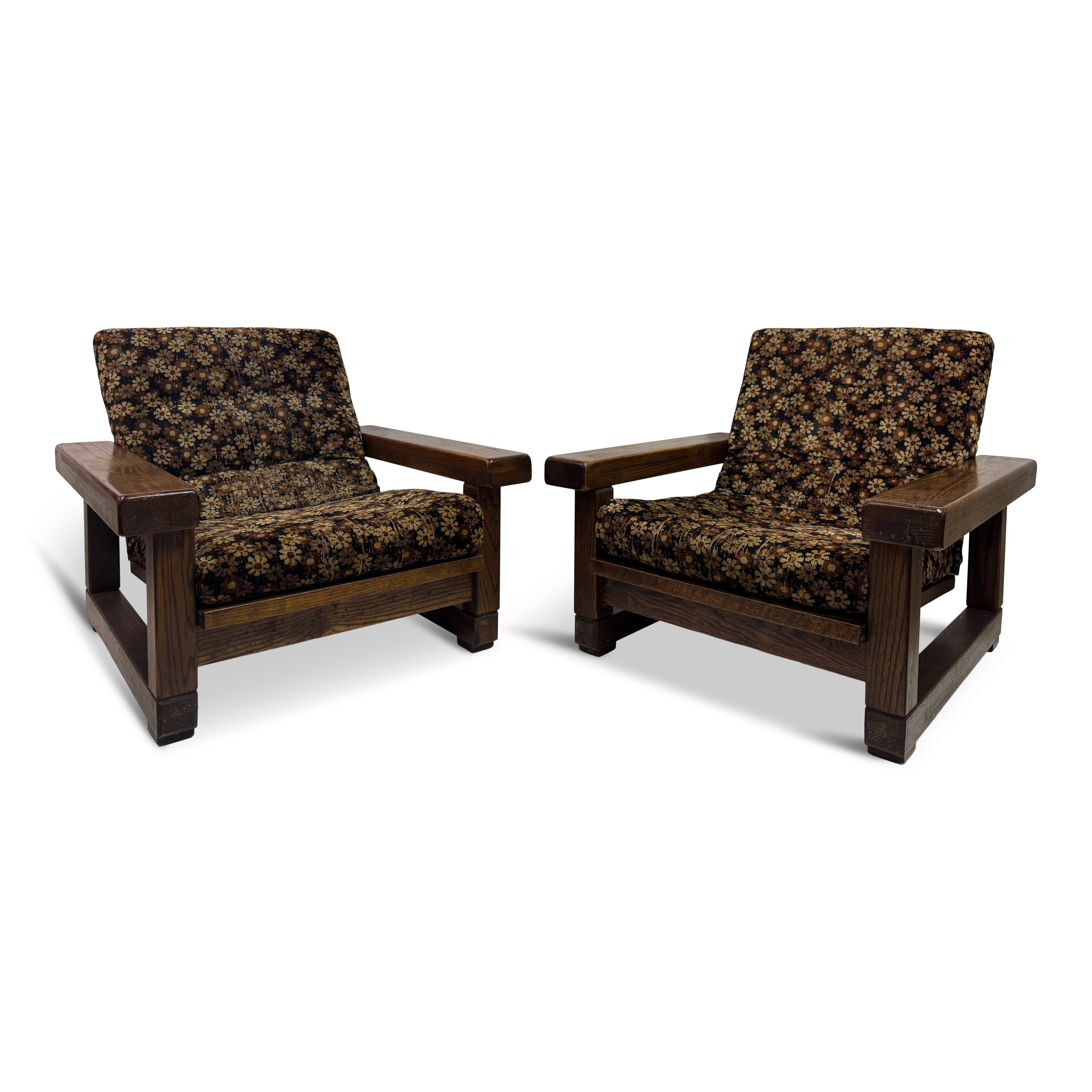 Paire de fauteuils brutalistes belges des années 1960

Paire de fauteuils belges des années 1960, fabriqués en chêne massif teinté, à la silhouette forte et architecturale. Les cadres carrés sont robustes et généreux, avec de larges bras plats et