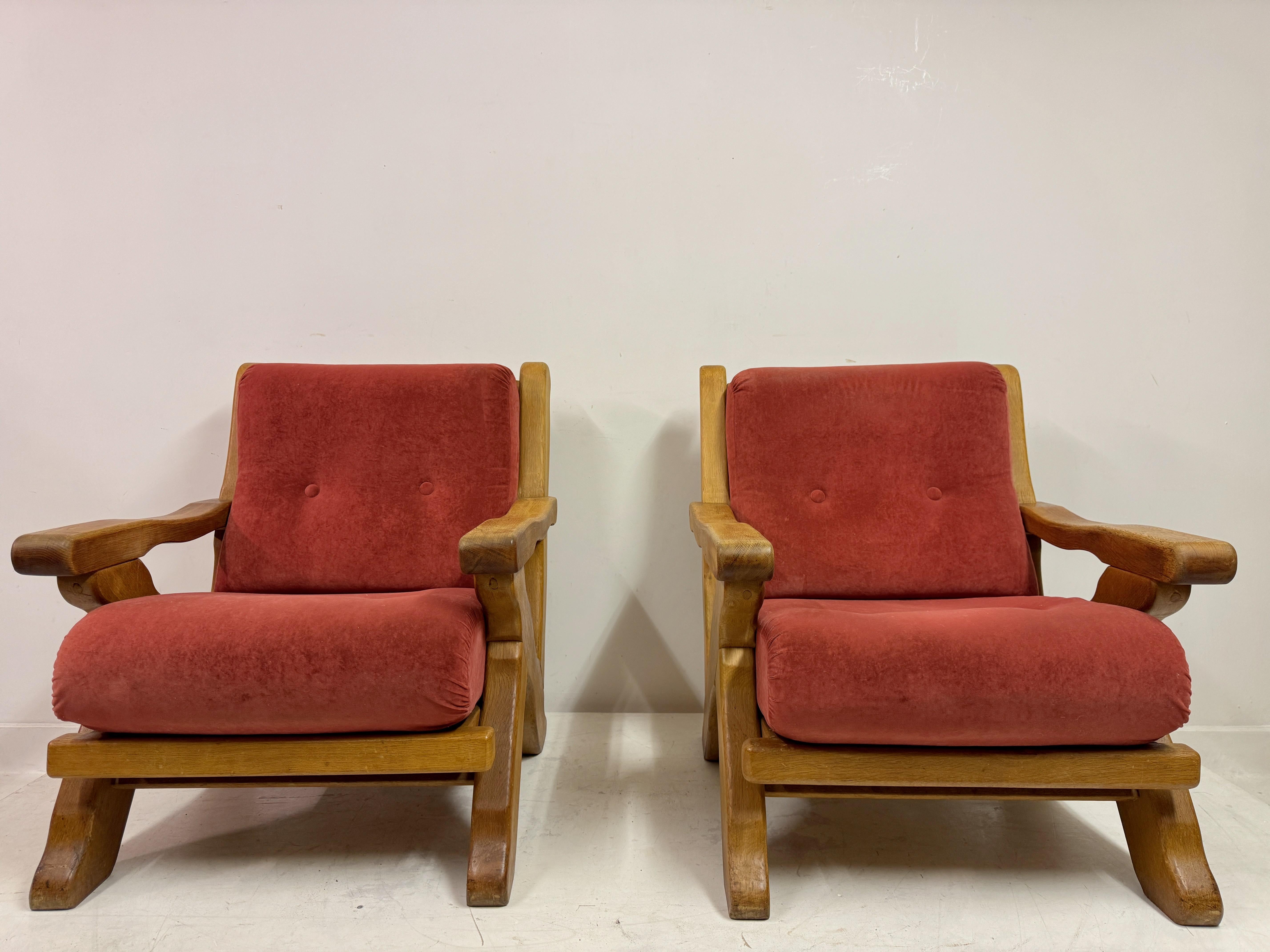 Paire de fauteuils bruts belges des années 1960

Paire de fauteuils belges sculptés, vers les années 1960, avec toutes les caractéristiques du Brutalisme rustique. Fabriquées en bois massif avec des cadres aux épaules larges, des supports angulaires