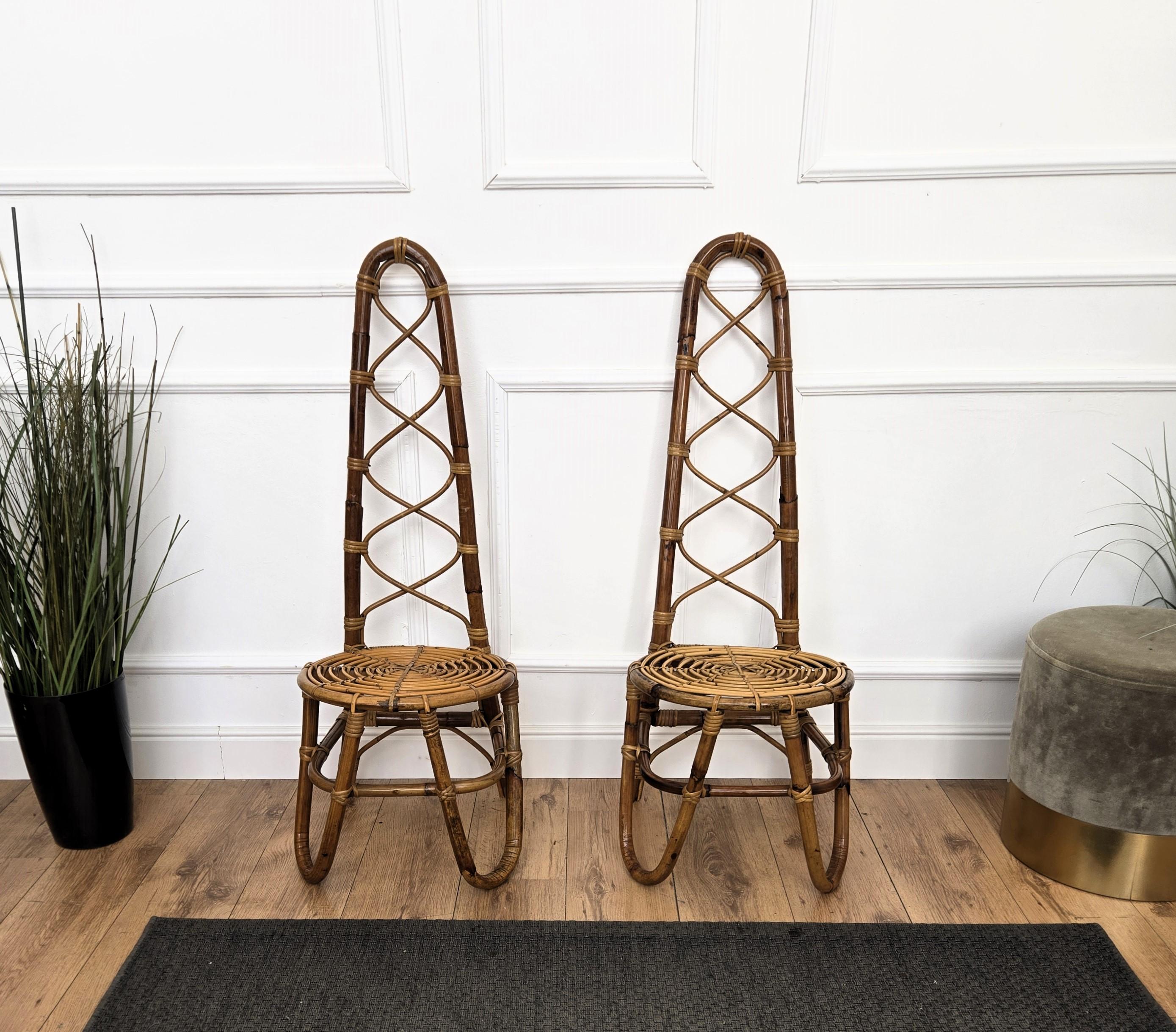 Preciosa pareja de sillas de bambú de los años 60, diseño de Dirk Van Sliedrecht. Estas encantadoras piezas modernas de mediados de siglo, con un diseño único y un respaldo alto en el que la belleza orgánica de los materiales tejidos es atemporal y