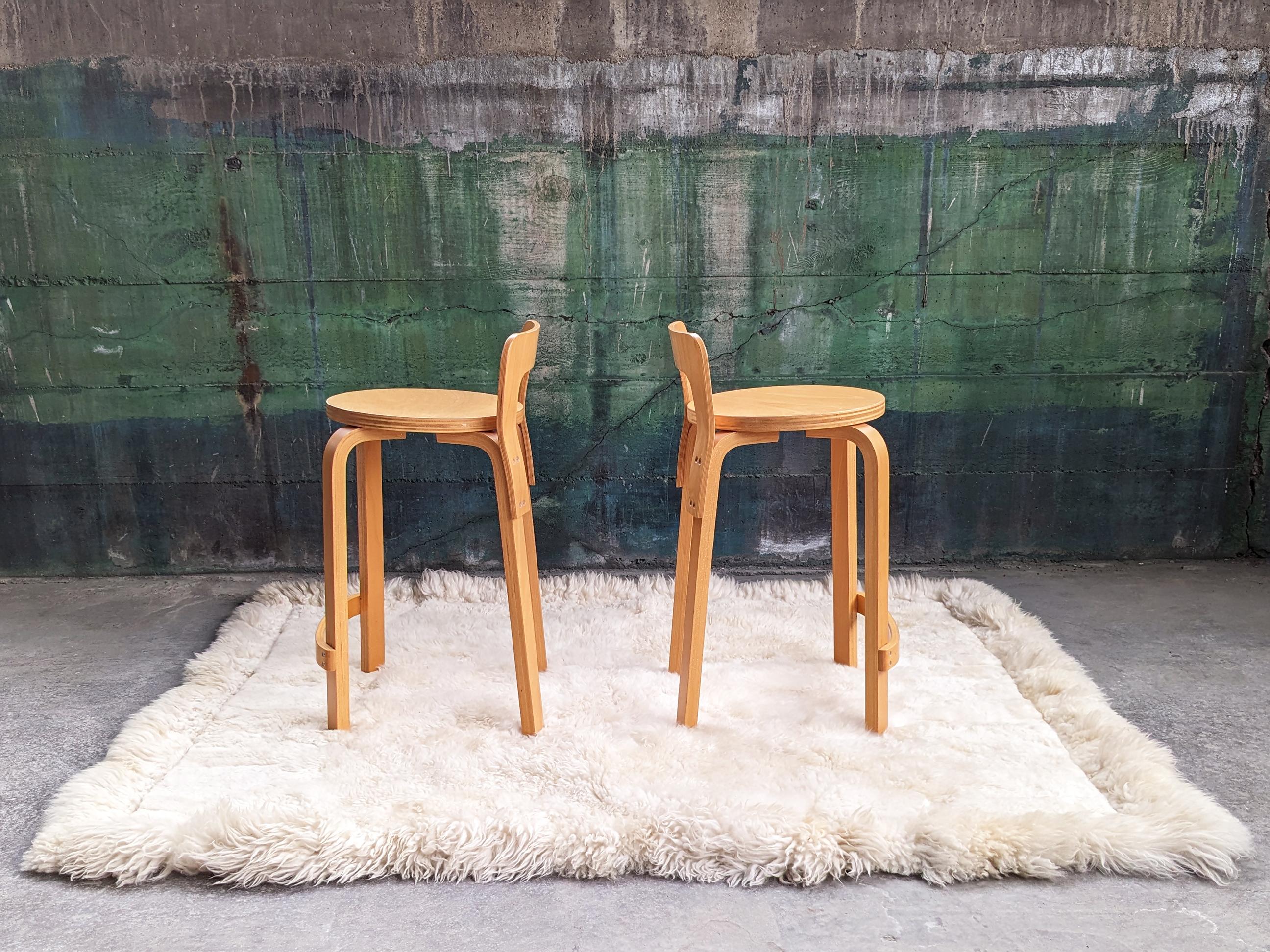 Milieu du XXe siècle Paire de tabourets en bois de bouleau K65 Alvar Aalto des années 1960 par Artek-- 2 Pieces en vente
