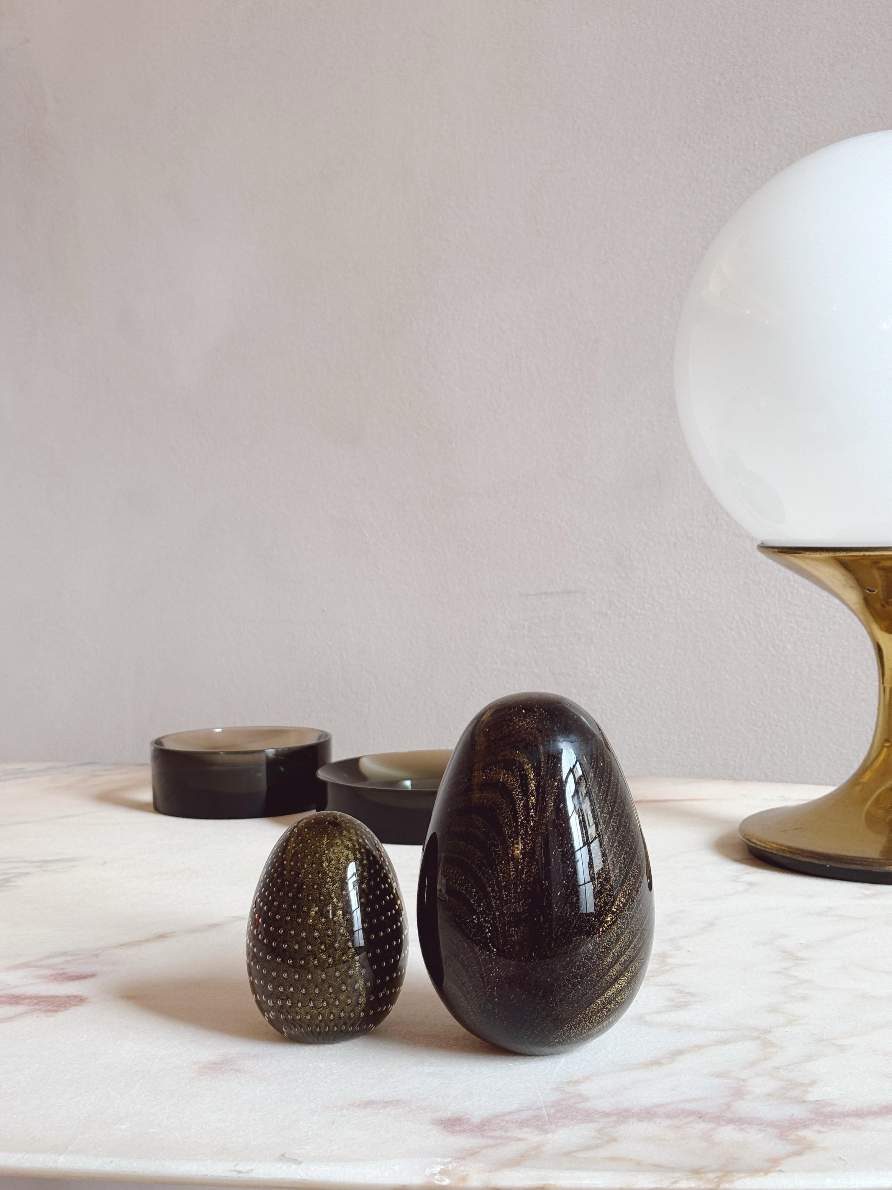 Diese beiden mundgeblasenen Murano-Glaseier sind von dem Ofen, in dem sie in den 1960er Jahren in Venedig hergestellt wurden, signiert worden. Beide signiert Venini, Seguso, Murano. Venini war zu dieser Zeit Kreativdirektor des Ofens Seguso in