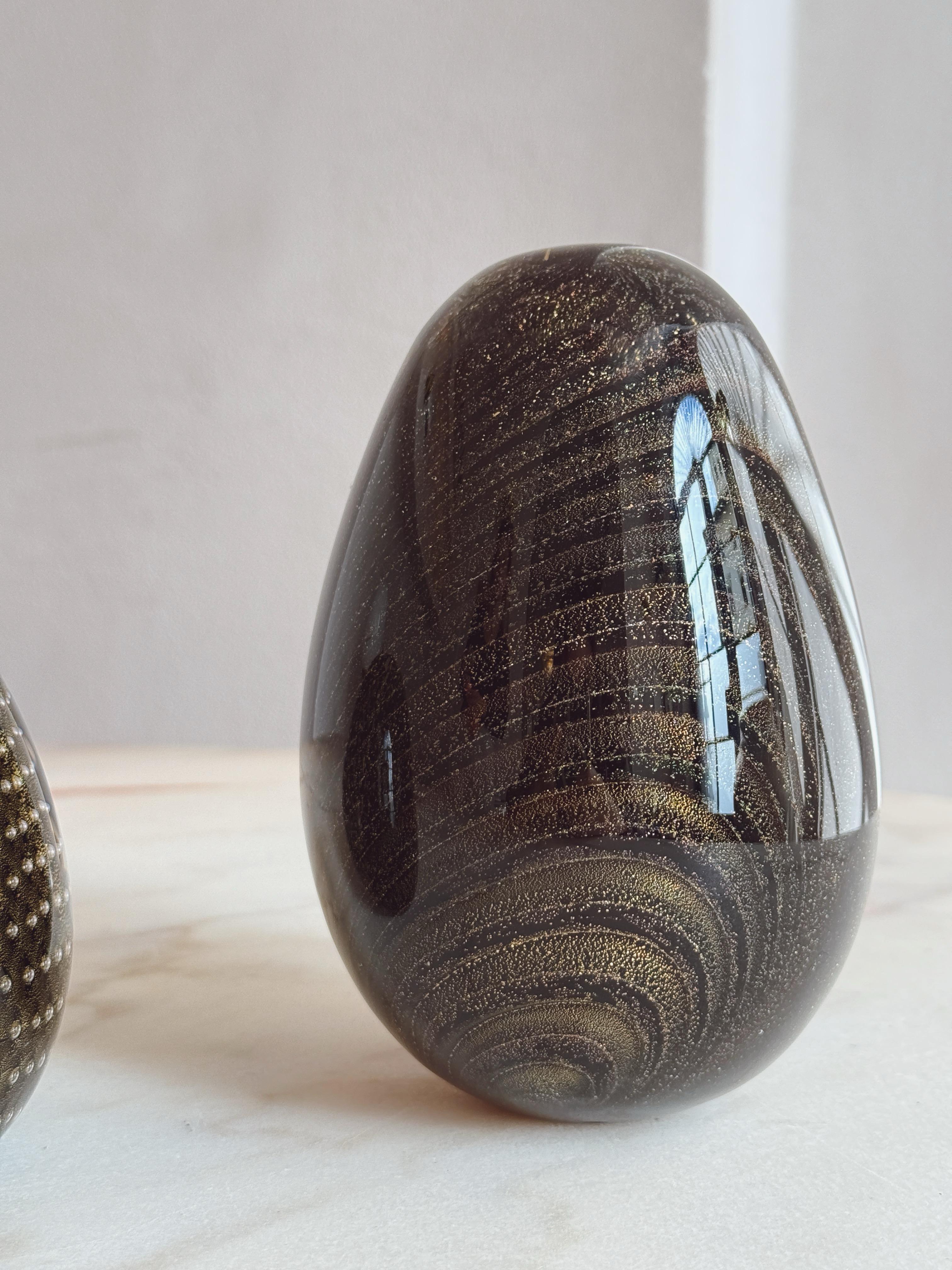 Paar mundgeblasene Murano-Glas-Eier in Schwarz und Gold aus den 1960er Jahren. Von Venini. Unterschrieben. (Moderne der Mitte des Jahrhunderts) im Angebot