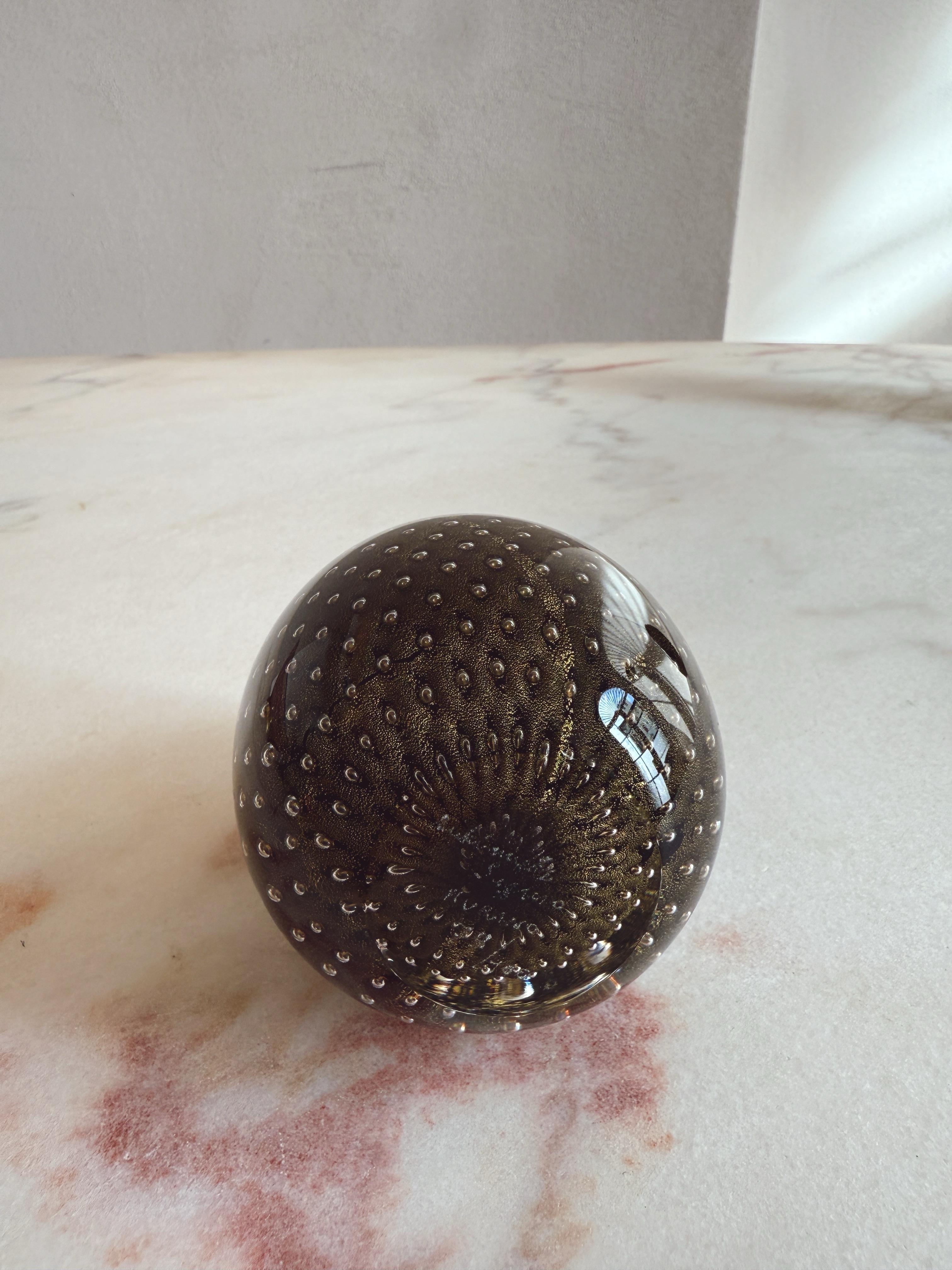 Paar mundgeblasene Murano-Glas-Eier in Schwarz und Gold aus den 1960er Jahren. Von Venini. Unterschrieben. (Mitte des 20. Jahrhunderts) im Angebot