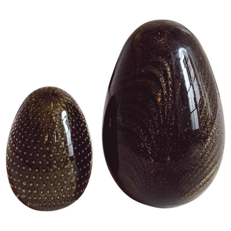 Paire d'oeufs en verre de Murano soufflé à la main, noir et or, datant des années 1960. Par Venini. Signé.