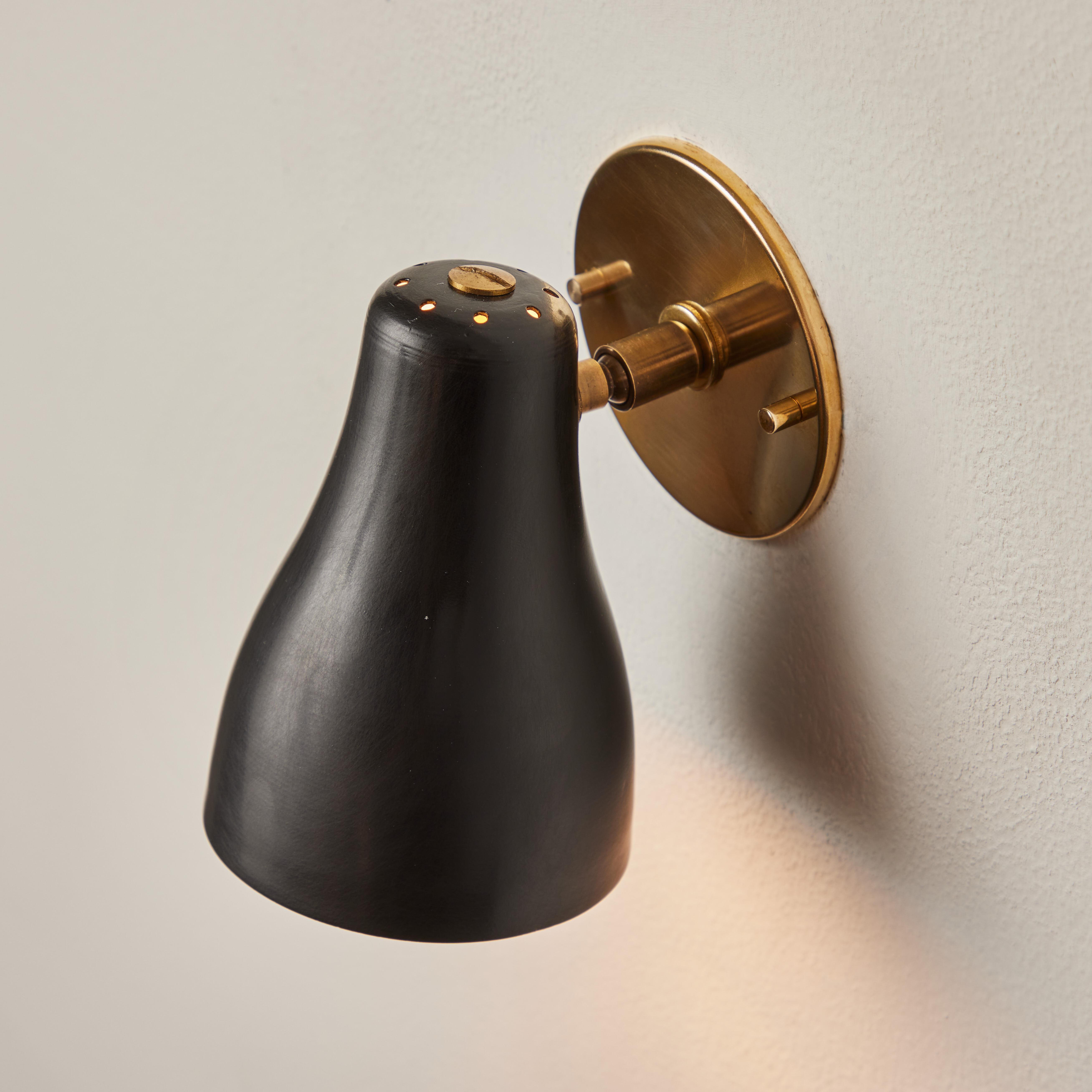 Coppia di lampade da parete nere e in ottone degli anni '60 attribuite a Jacques Biny in vendita 5