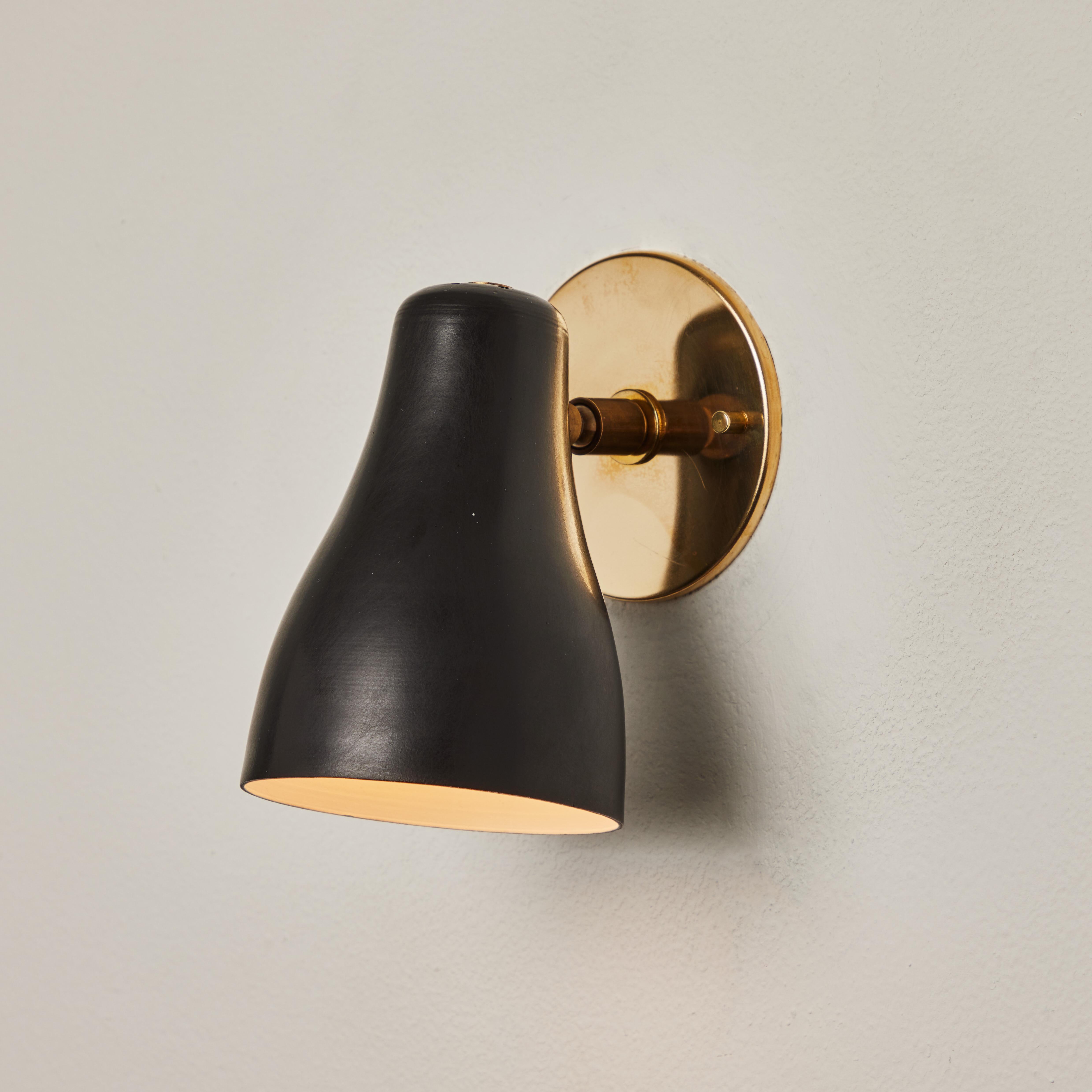 Coppia di lampade da parete nere e in ottone degli anni '60 attribuite a Jacques Biny in vendita 6