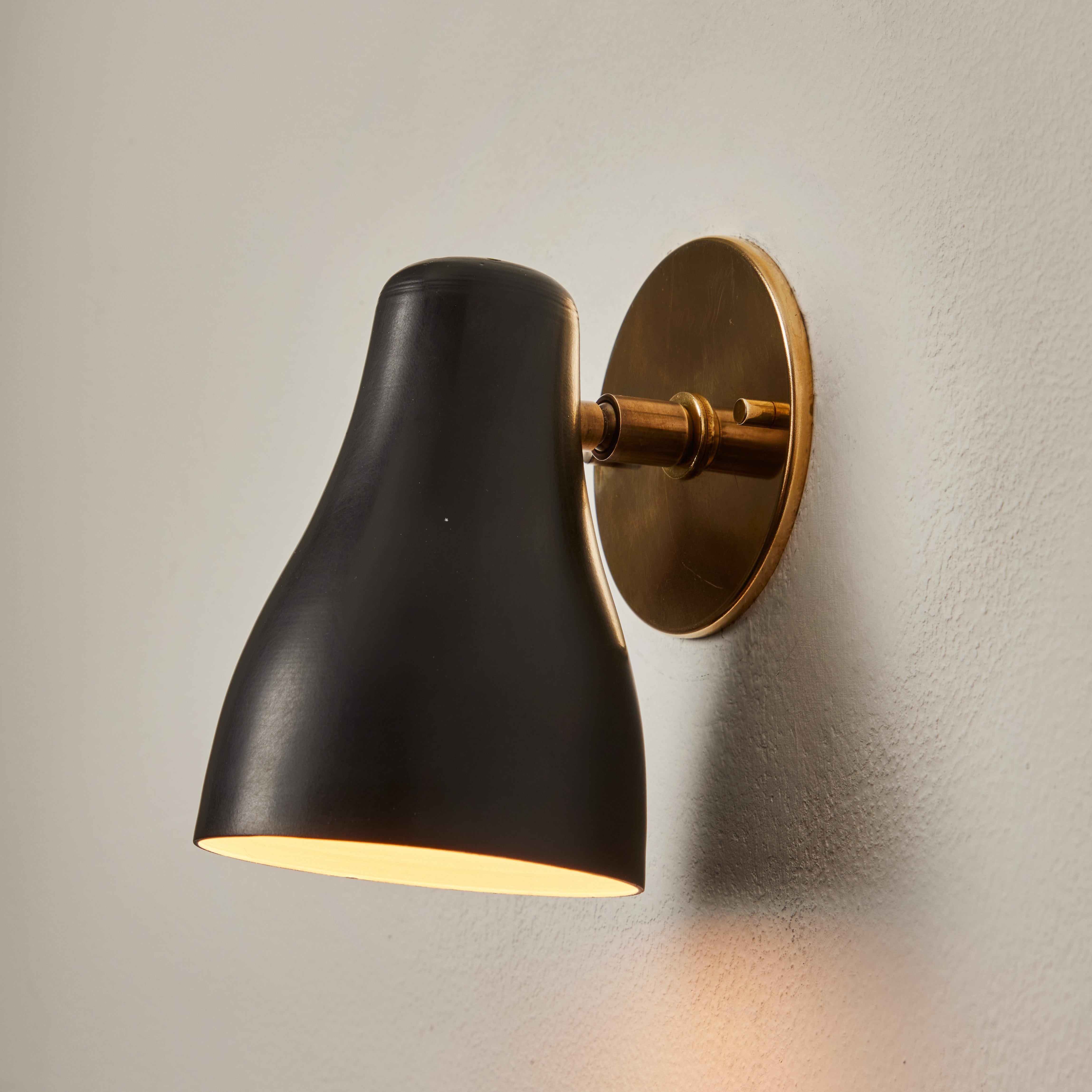 Francese Coppia di lampade da parete nere e in ottone degli anni '60 attribuite a Jacques Biny in vendita