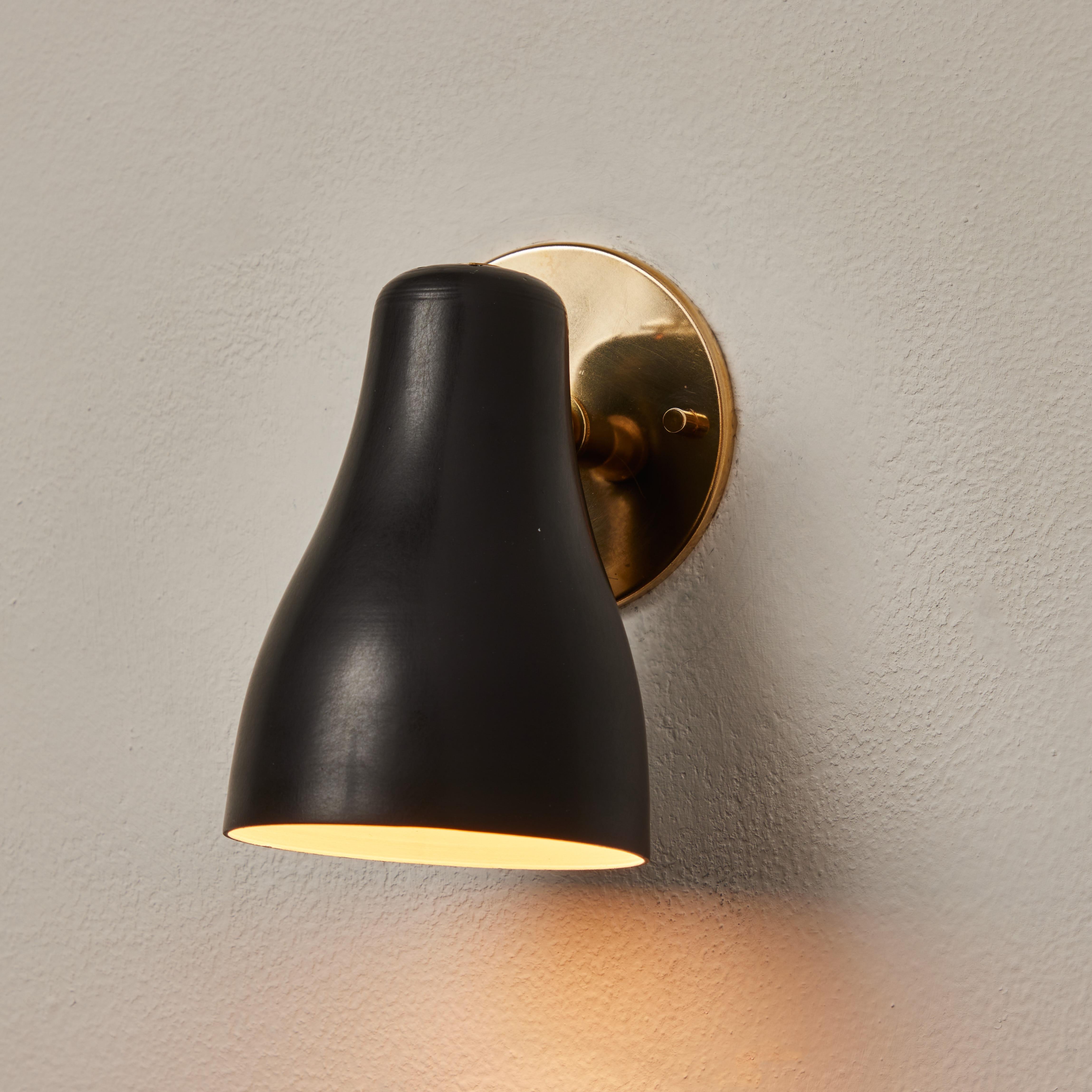 Metà XX secolo Coppia di lampade da parete nere e in ottone degli anni '60 attribuite a Jacques Biny in vendita