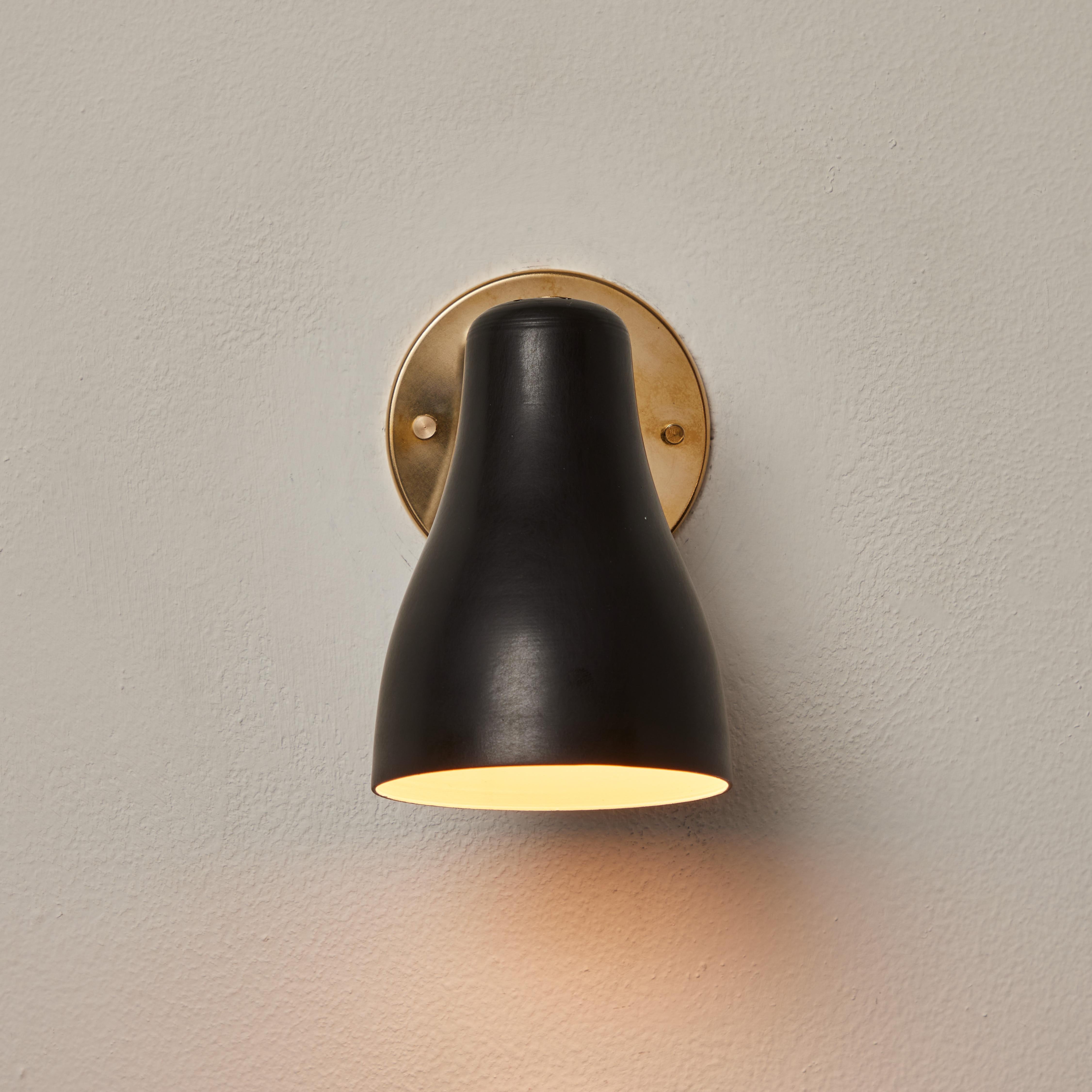 Metallo Coppia di lampade da parete nere e in ottone degli anni '60 attribuite a Jacques Biny in vendita