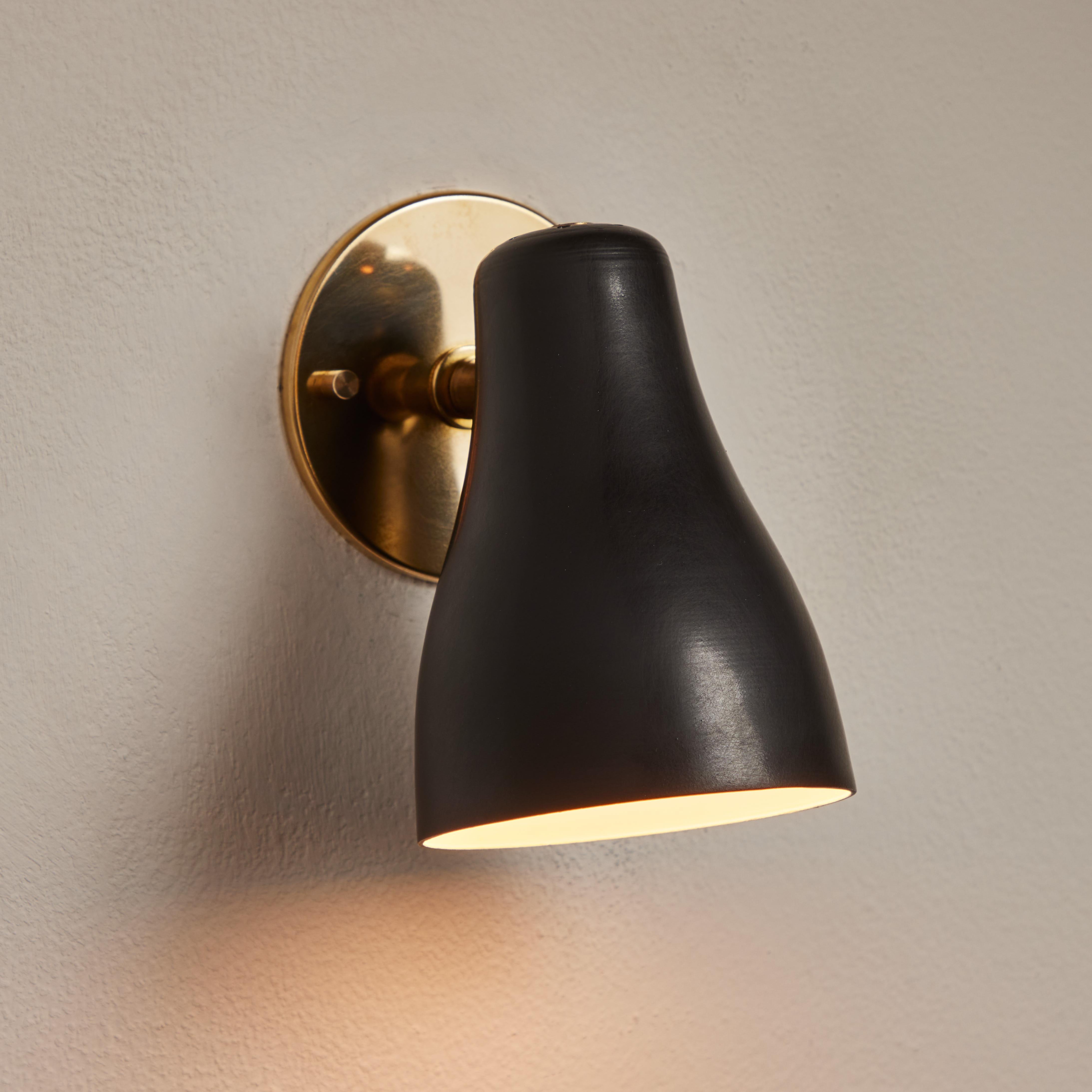 Coppia di lampade da parete nere e in ottone degli anni '60 attribuite a Jacques Biny in vendita 1