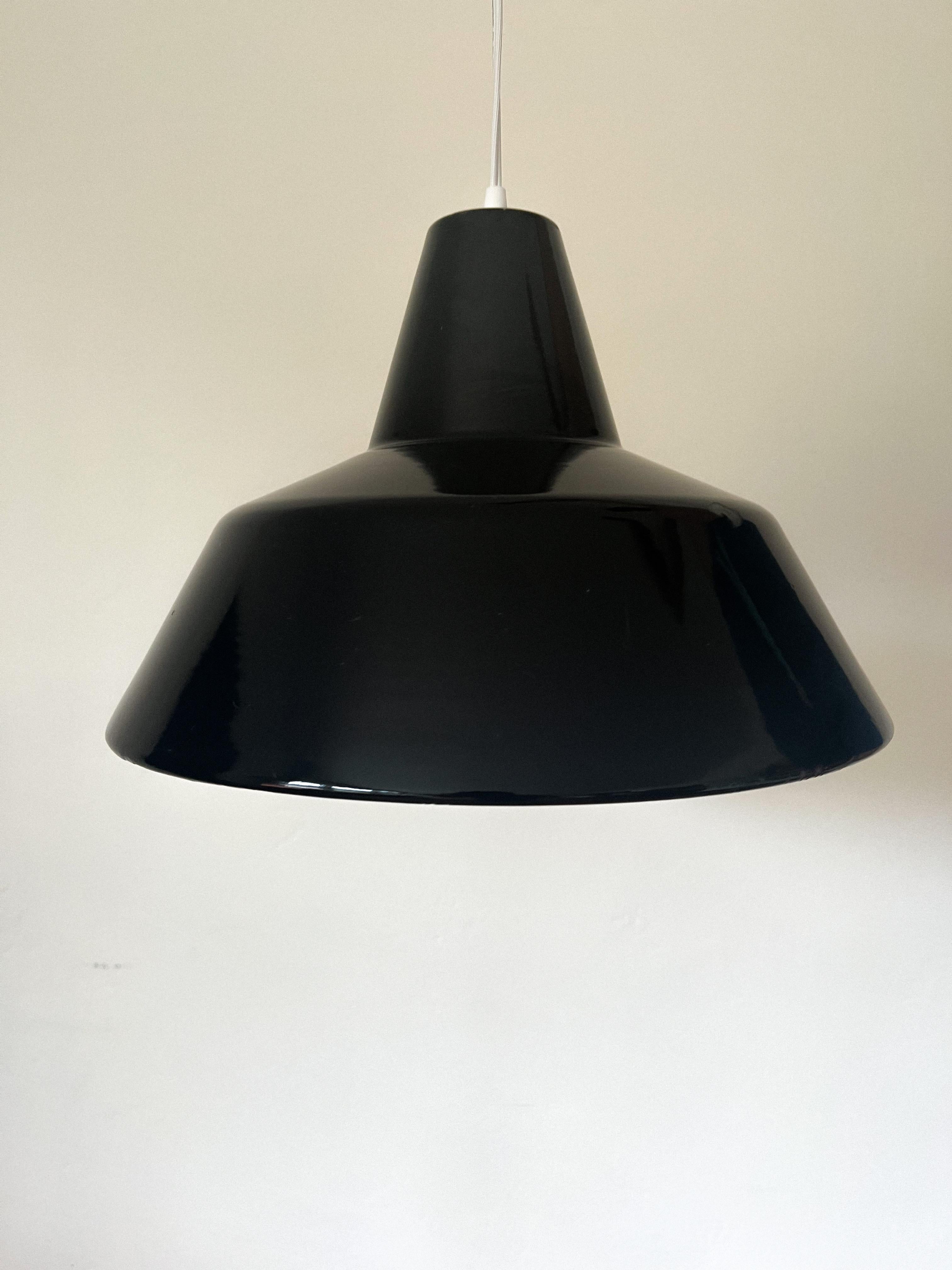Mid-Century Modern Paire de lampes suspendues Louis Poulsen M19540 en émail noir des années 1960 en vente