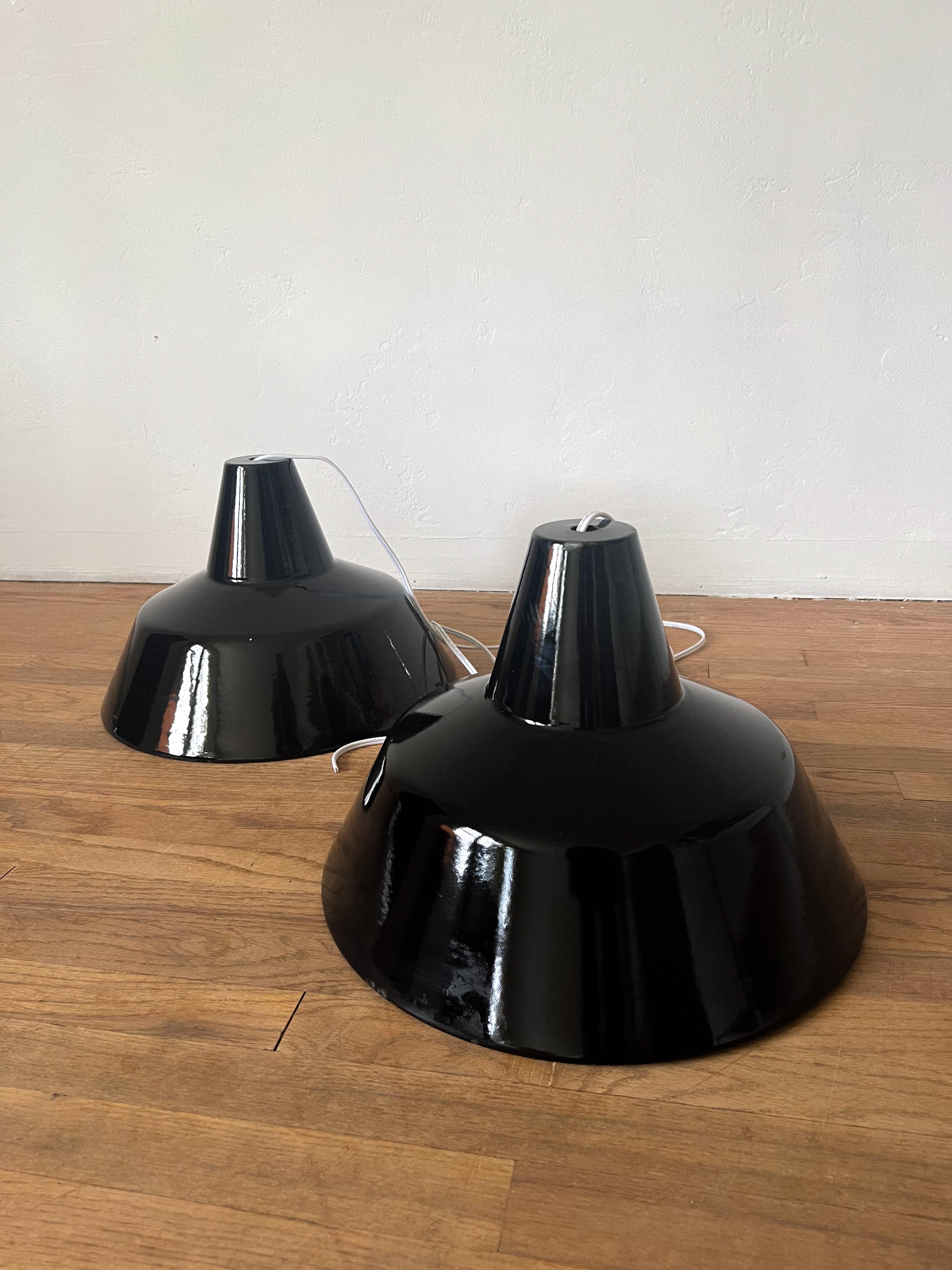 Danois Paire de lampes suspendues Louis Poulsen M19540 en émail noir des années 1960 en vente