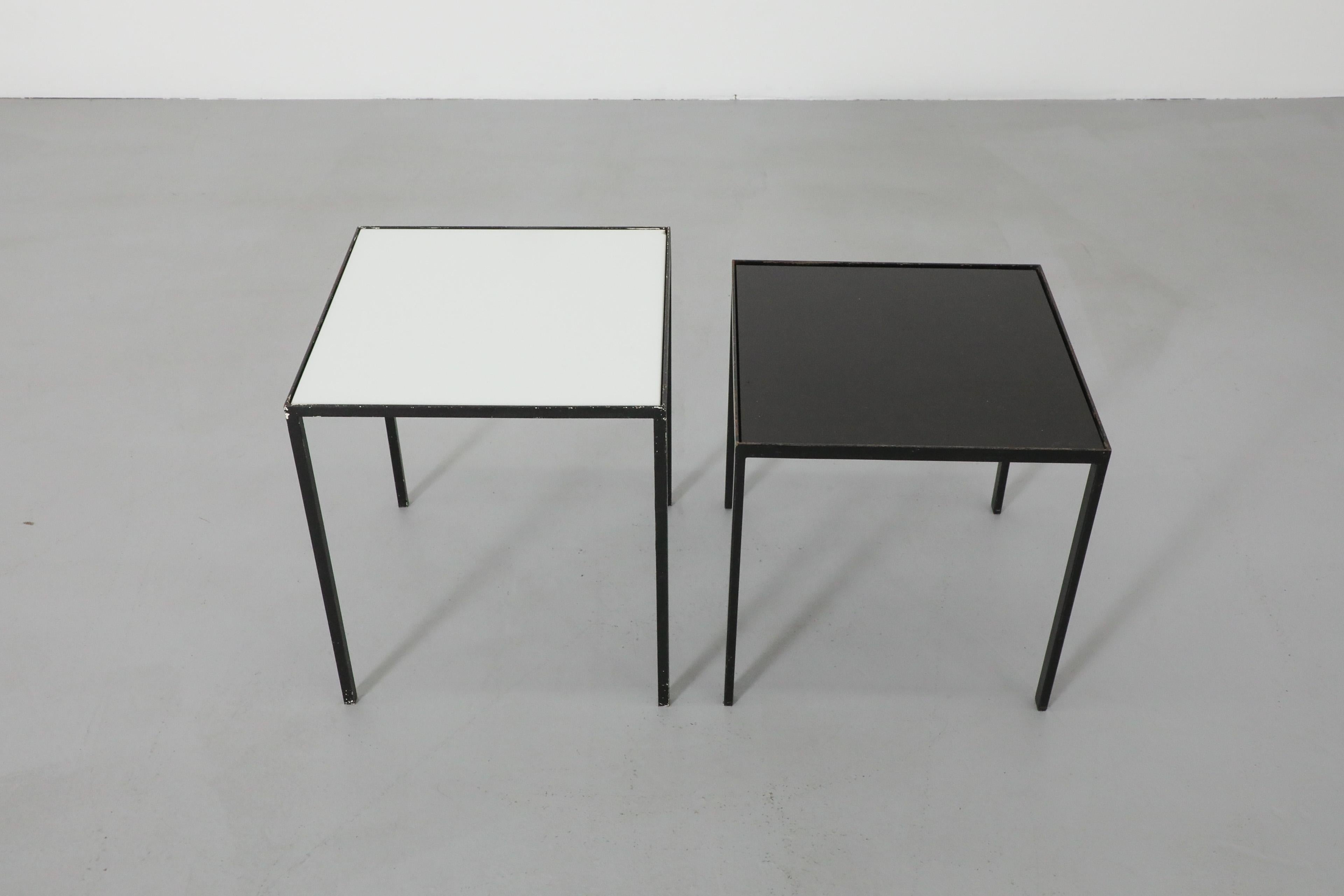 Pareja de mesas auxiliares Artimeta holandesas de mediados de siglo con tapa de cristal blanco y negro en venta 2