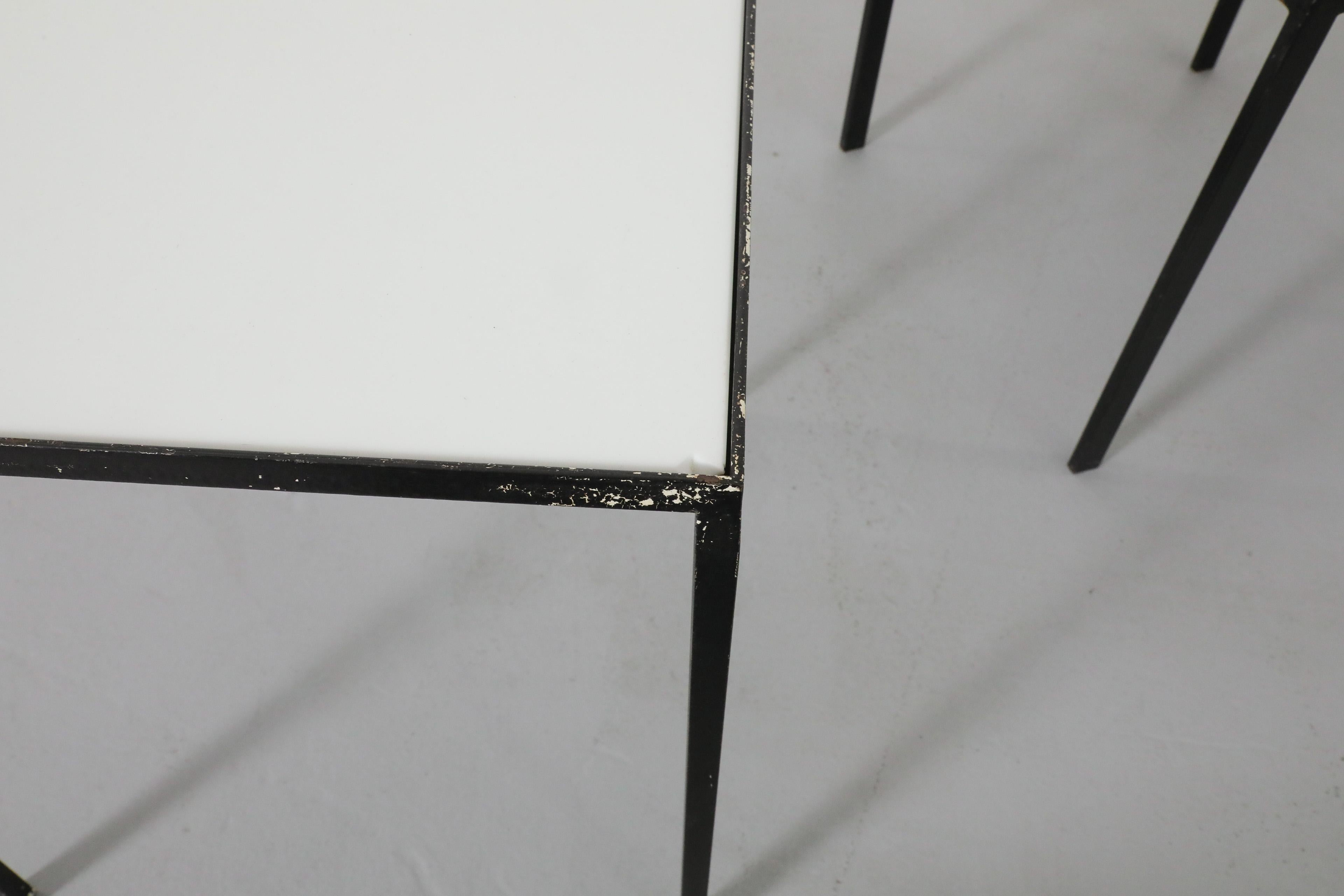 Pareja de mesas auxiliares Artimeta holandesas de mediados de siglo con tapa de cristal blanco y negro en venta 9