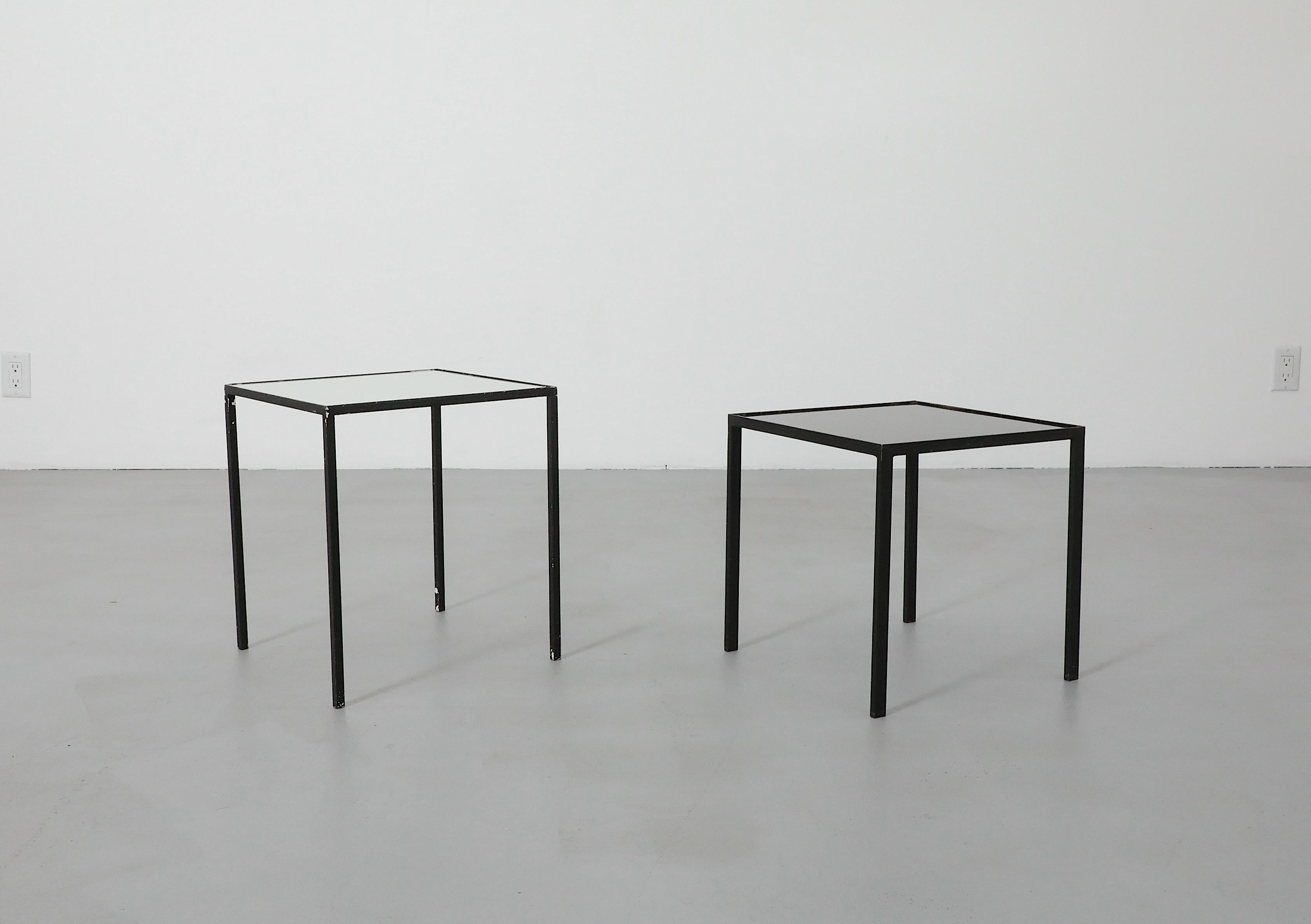 Pareja de mesas auxiliares Artimeta holandesas de mediados de siglo con tapa de cristal blanco y negro en venta 11
