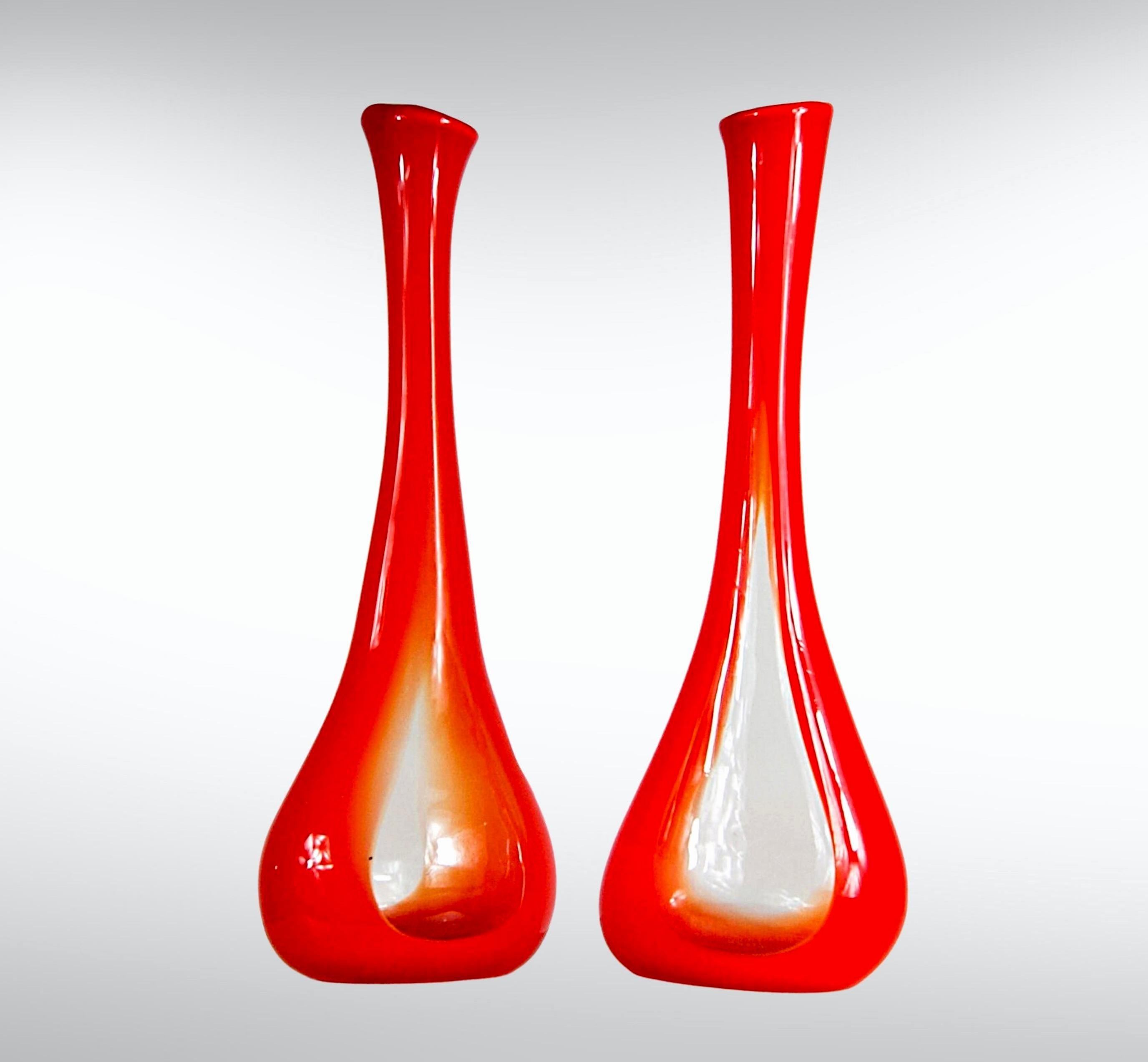 Paire de grands vases orange à illusion d'optique en verre tchèque/bohémien des années 1960 Space Age.
Vases à illusion d'optique de couleur orange dégradée, allant d'un orange rouge flamboyant à un cœur en verre transparent.
Impressionnants grands