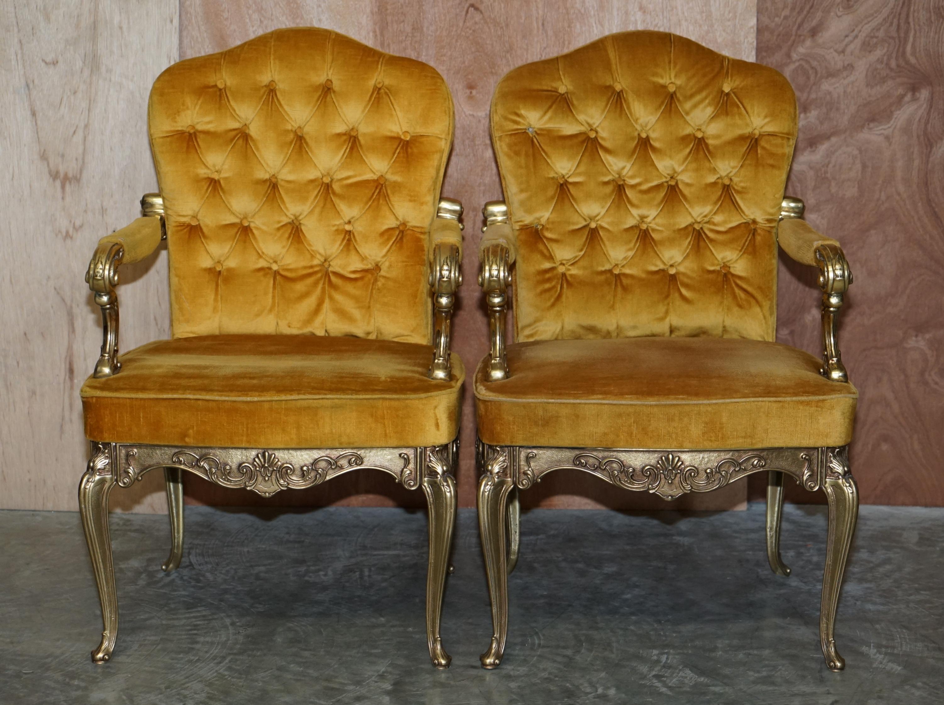 Wir freuen uns, dieses atemberaubende, sammelwürdige Paar originaler Hollywood-Regency-Stühle aus Messing von Orsenigo Italy zum Verkauf anzubieten

Ein sehr gut aussehendes und dekoratives Paar mit verschnörkelten Messingrahmen, die rundum schön