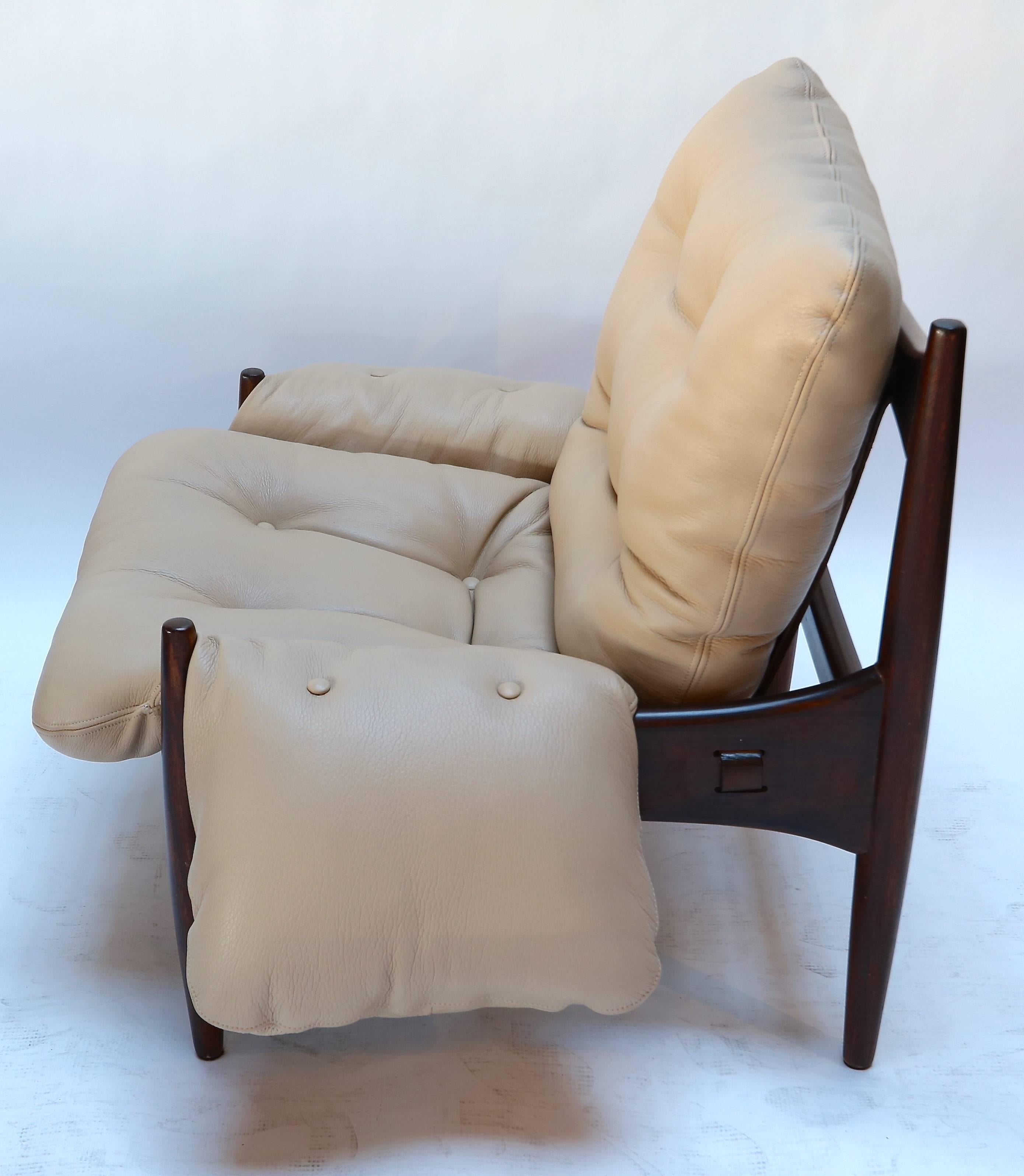 Pair of 1960s Brazilian Jacaranda Armchairs in Beige Leather In Good Condition In Los Angeles, CA