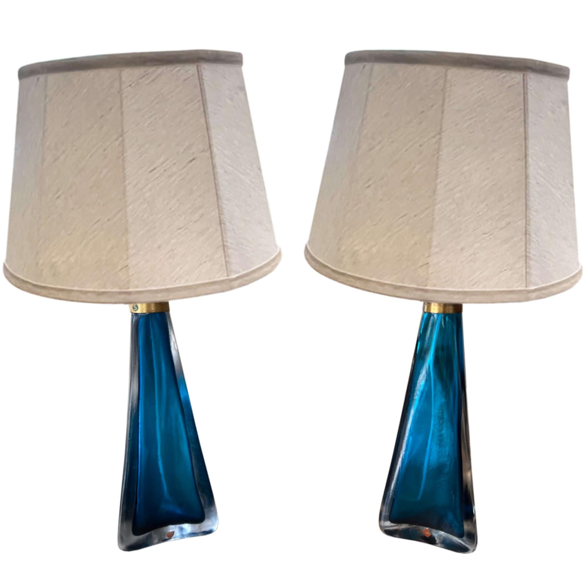 Cette magnifique paire de lampes Orrefors en verre bleu vif, fabriquées à la main, est estampillée et signée. Ils conservent même l'étiquette originale de la marque suédoise Orrefors - jetez un coup d'œil à toutes nos photos.

Illustré avec des