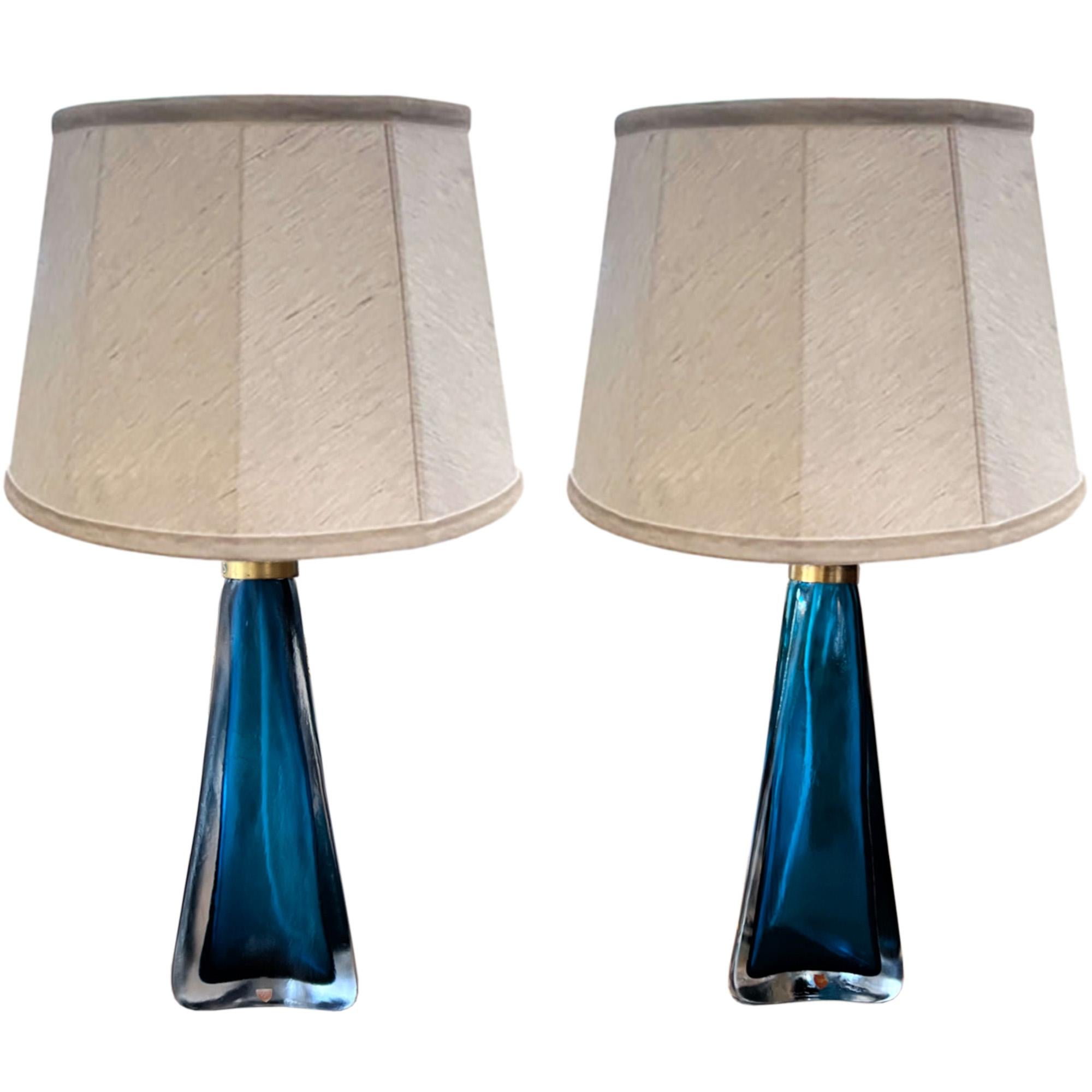Fait main Paire de lampes de bureau suédoises Orrefors en verre bleu vif des années 1960 en vente