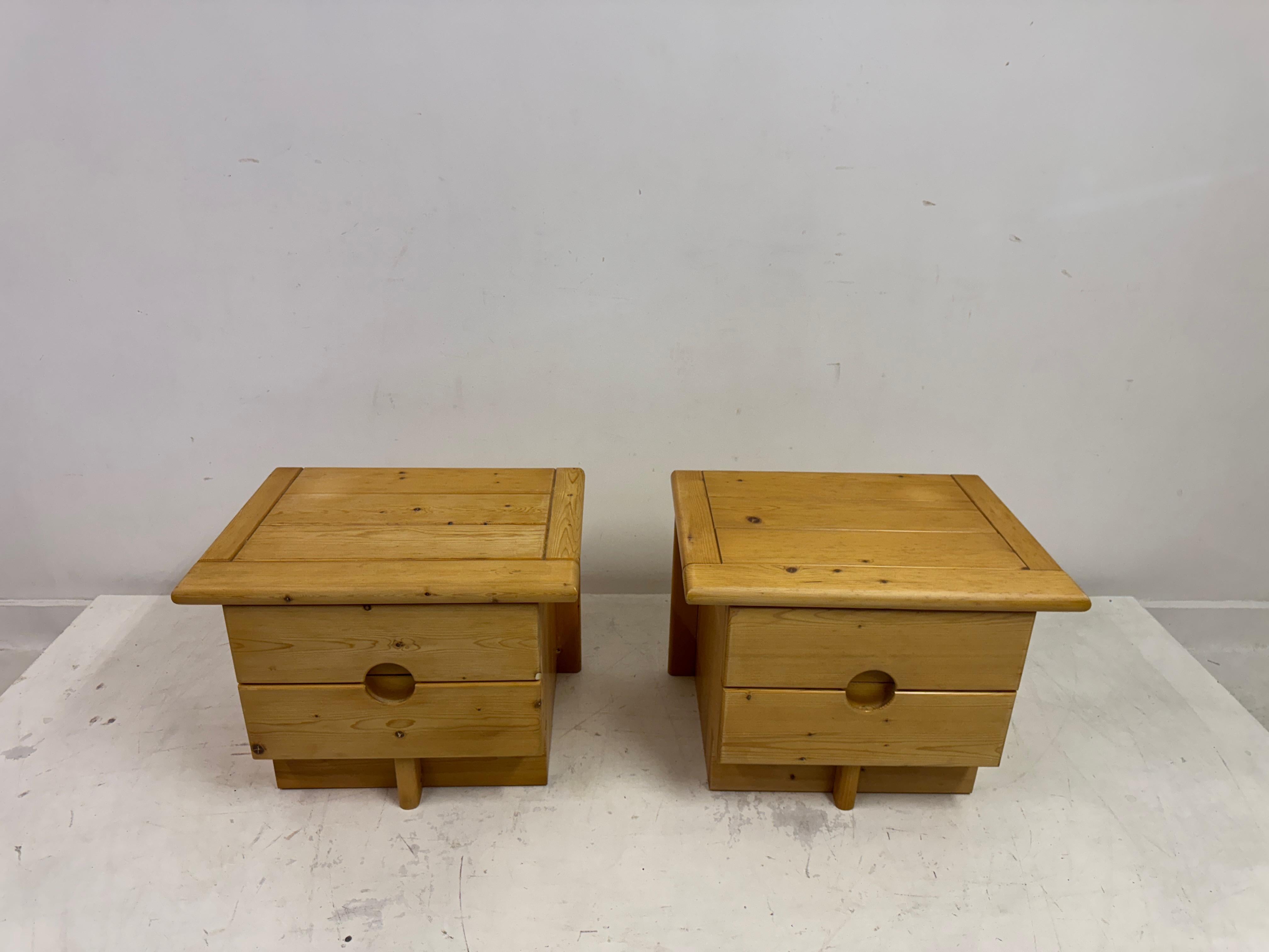 Pair of 1960s Brutalist Pine Bedside Tables or Nightstands In Good Condition For Sale In London, London