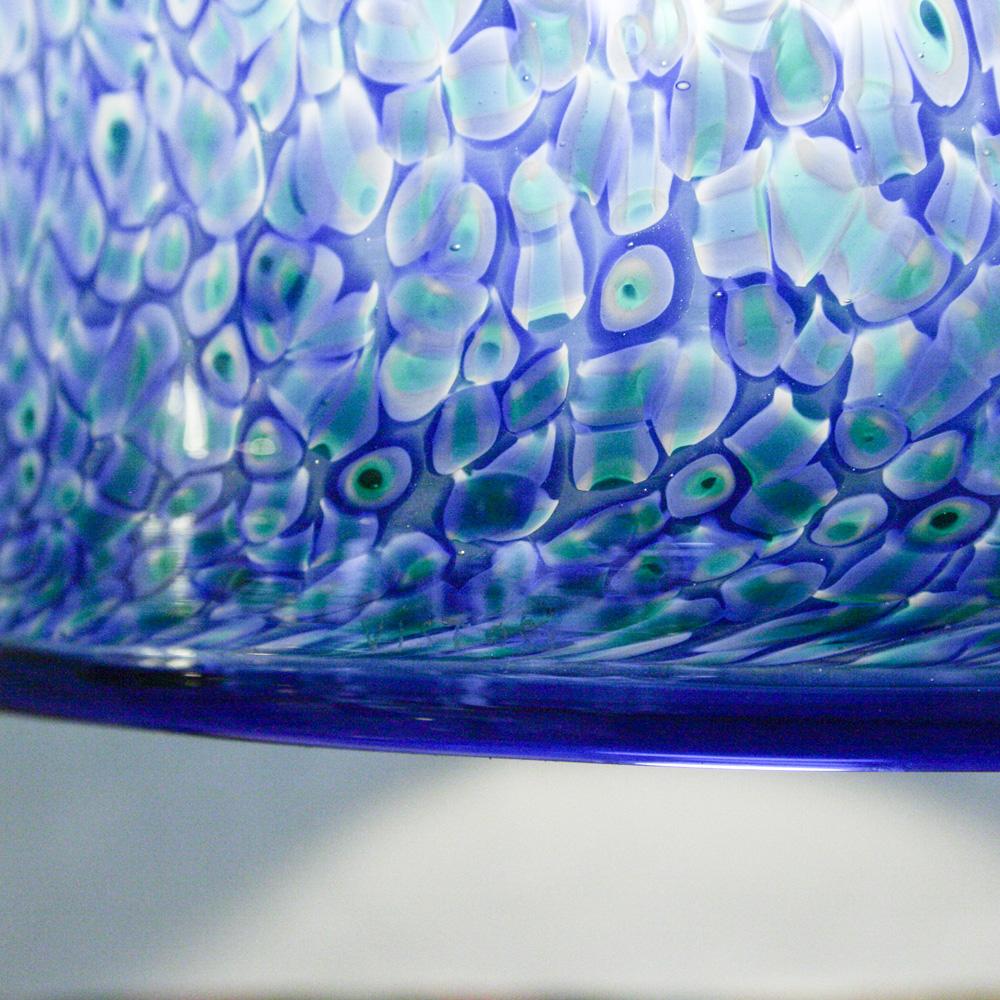 Ein Paar italienische Design-Hängeleuchten aus den 1970er Jahren, entworfen von Gae Aulenti und hergestellt von Vistosi, Murano Italien.
Geblasene Glasschirme in blauer und grüner Murrine-Technik mit schwarzen Originalbeschlägen.
Murrine ist ein