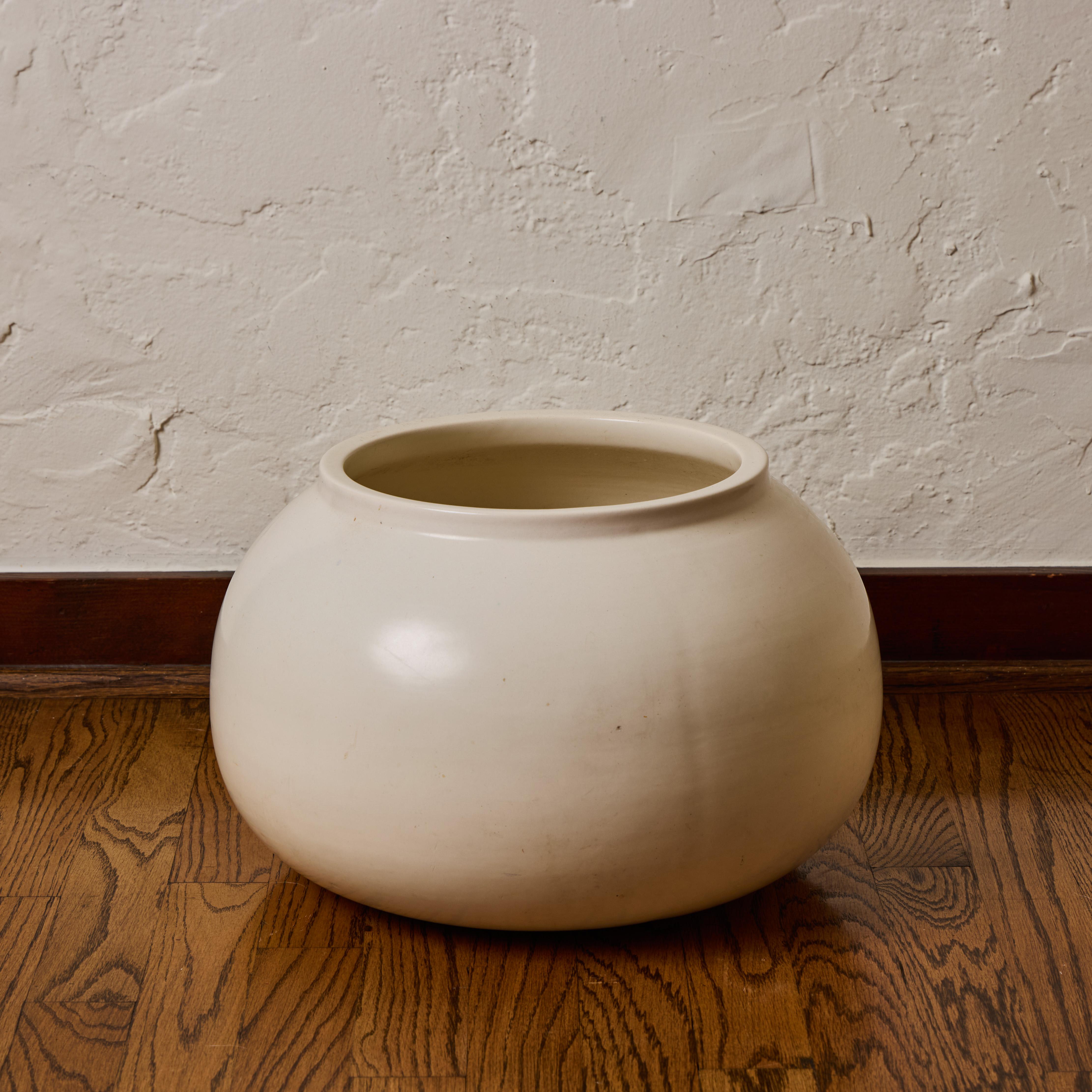 Pair of 1960s Ceramic White Glazed Planters Attributed to Architectural Pottery im Angebot 5