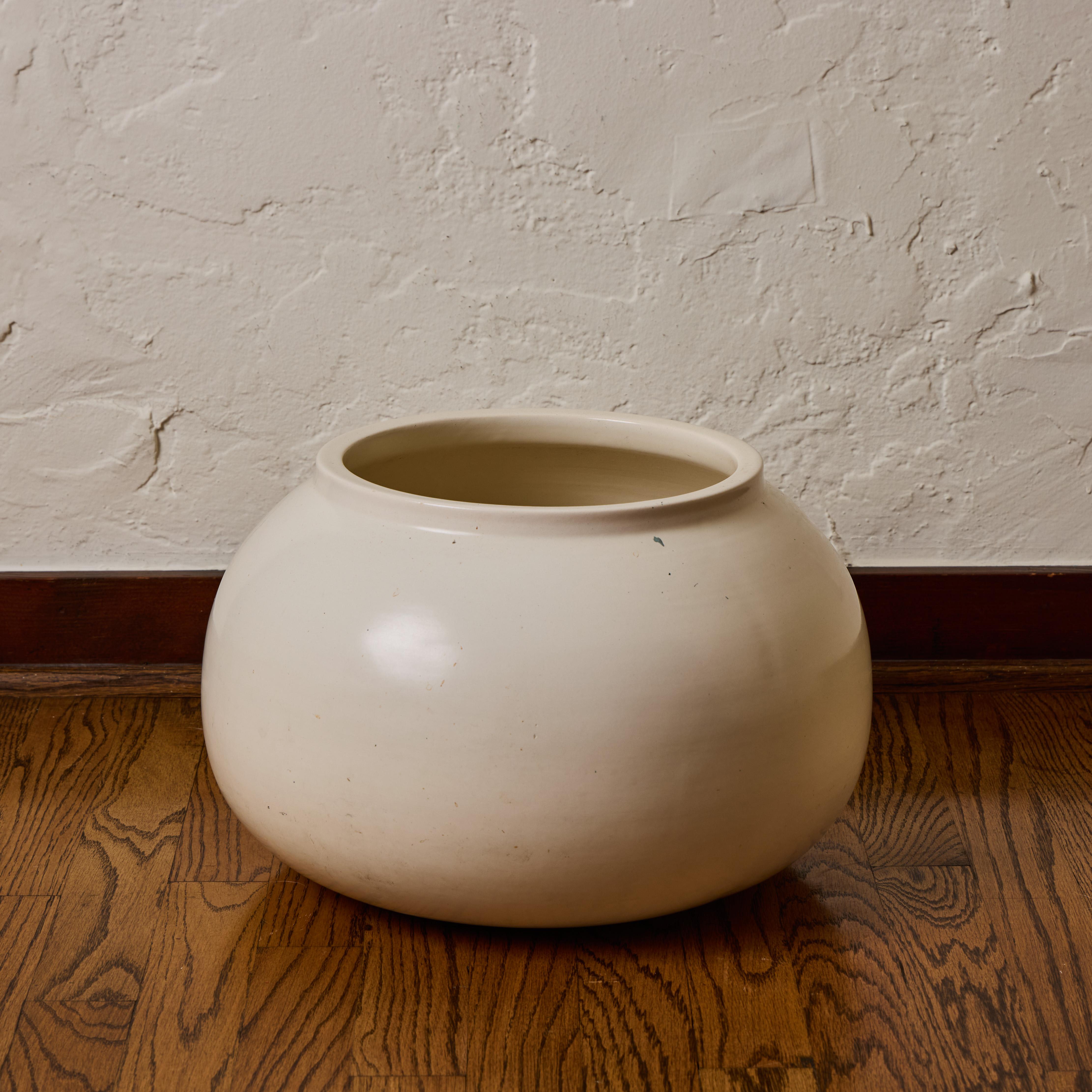 Pair of 1960s Ceramic White Glazed Planters Attributed to Architectural Pottery im Angebot 6