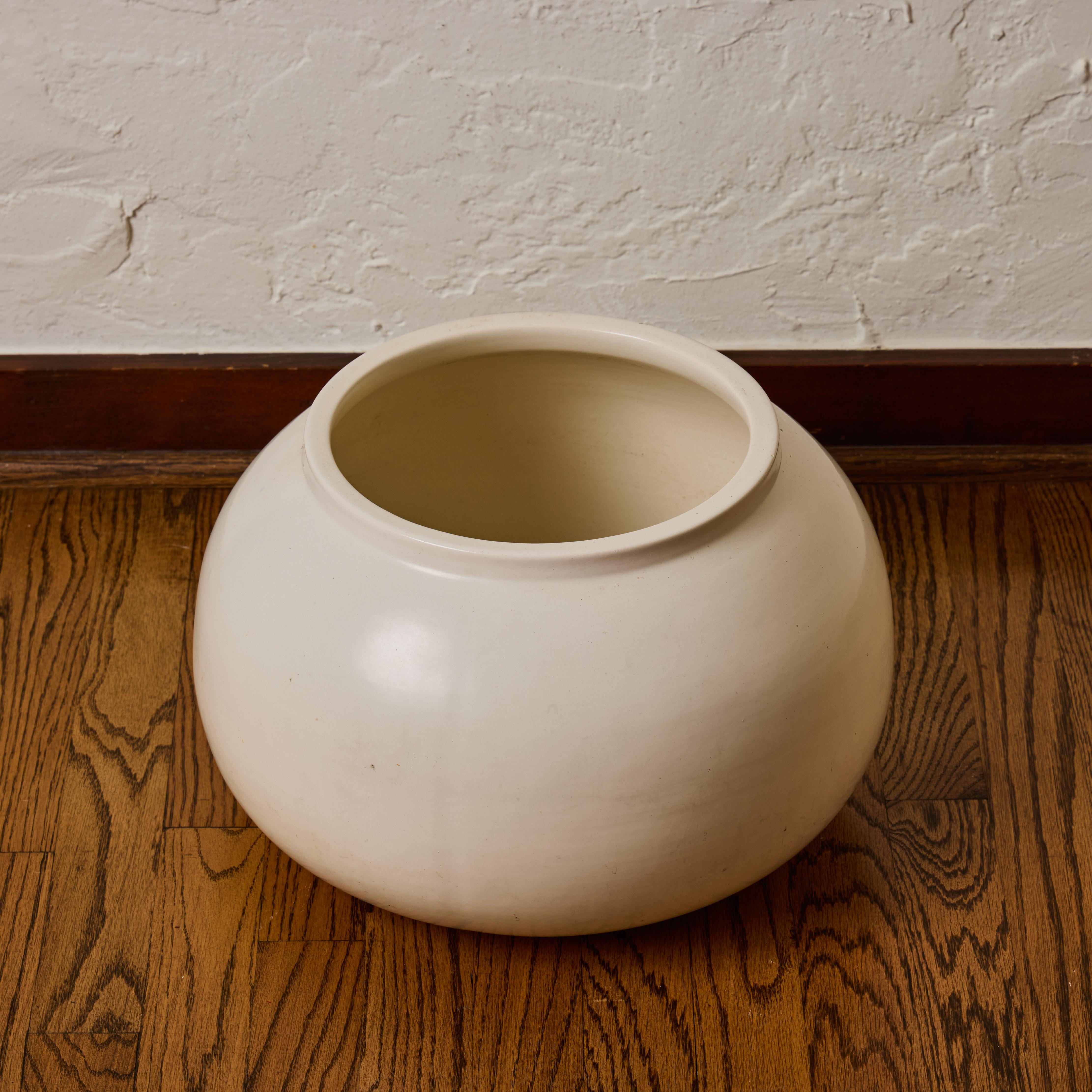 Pair of 1960s Ceramic White Glazed Planters Attributed to Architectural Pottery im Angebot 7