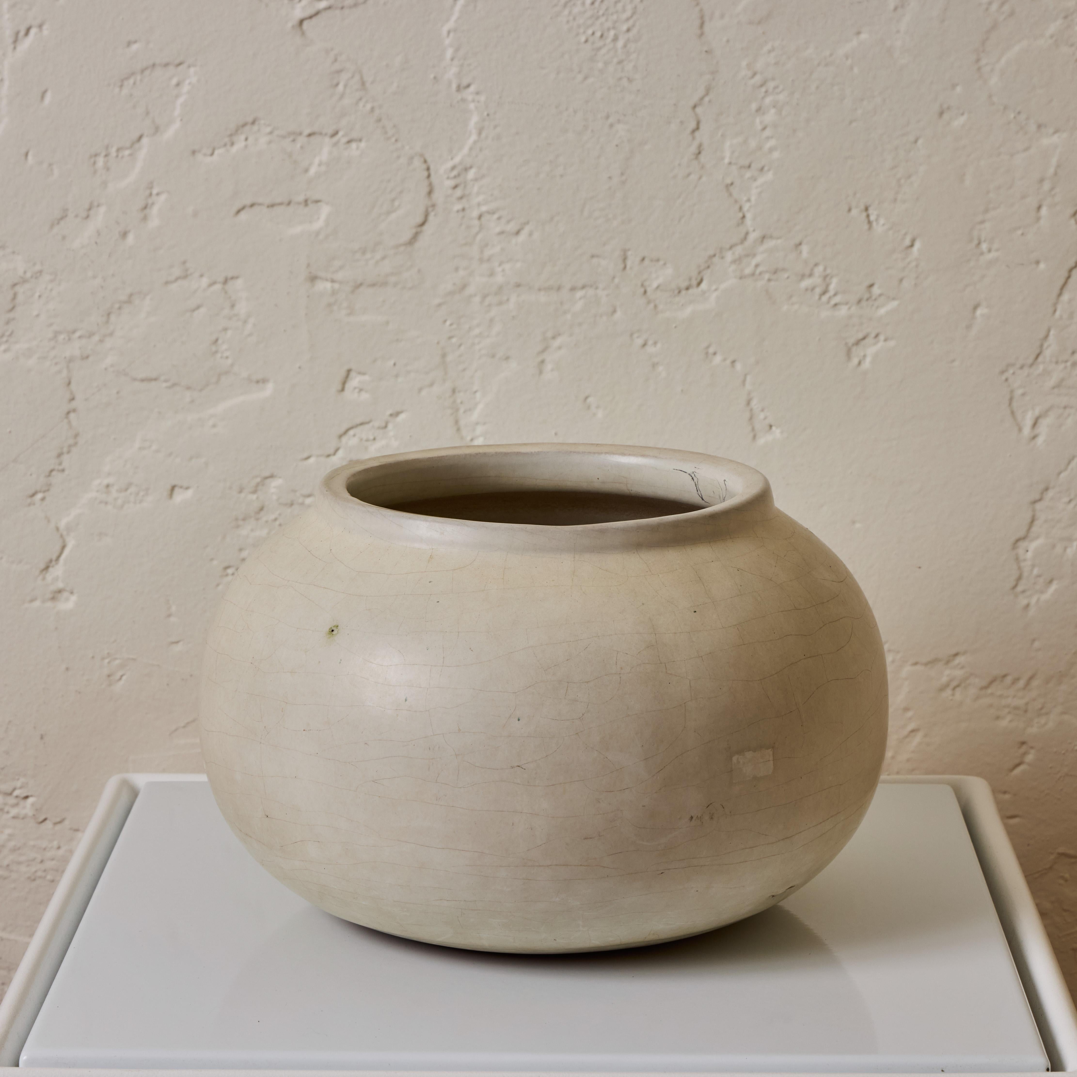 Pair of 1960s Ceramic White Glazed Planters Attributed to Architectural Pottery (amerikanisch) im Angebot