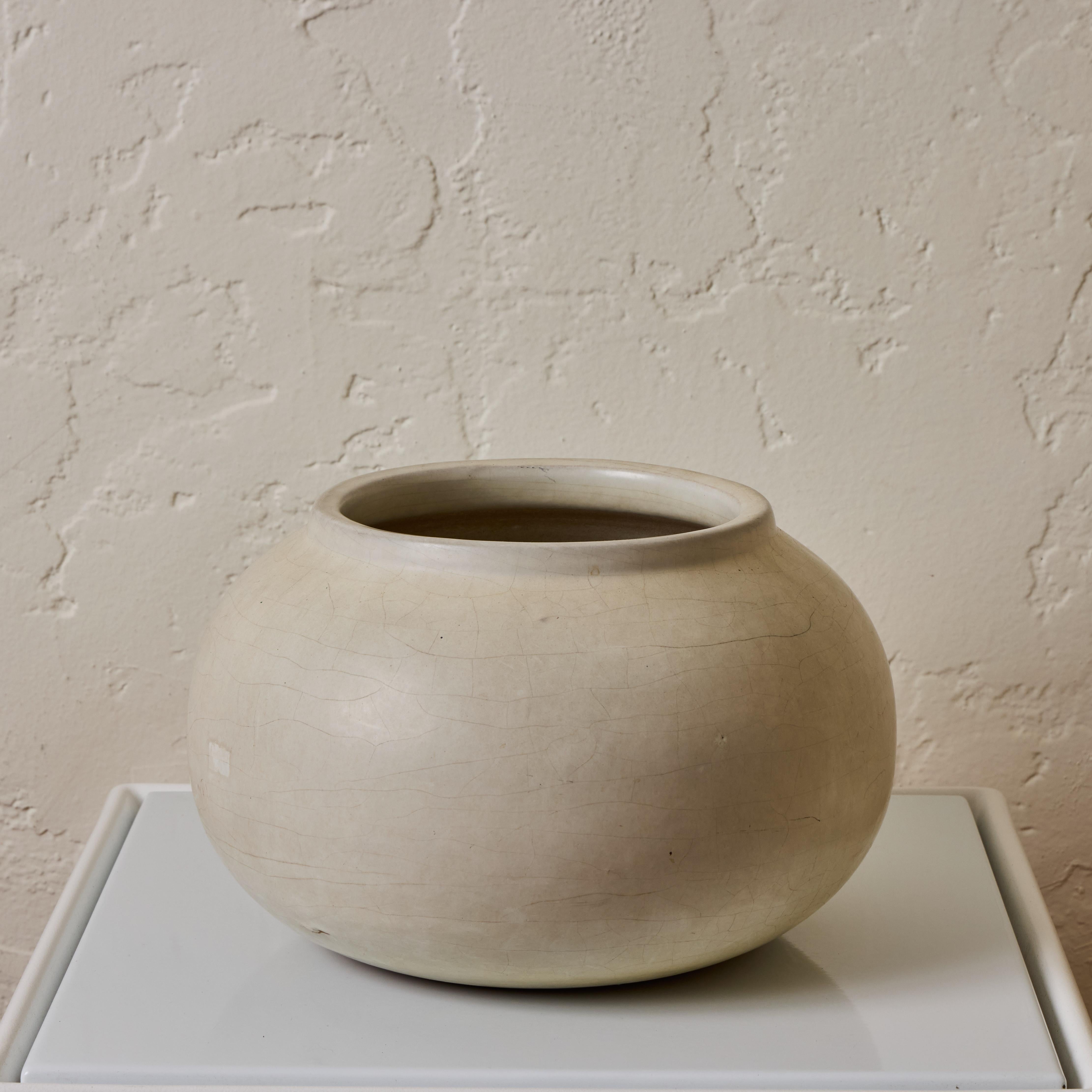Pair of 1960s Ceramic White Glazed Planters Attributed to Architectural Pottery im Zustand „Gut“ im Angebot in Glendale, CA