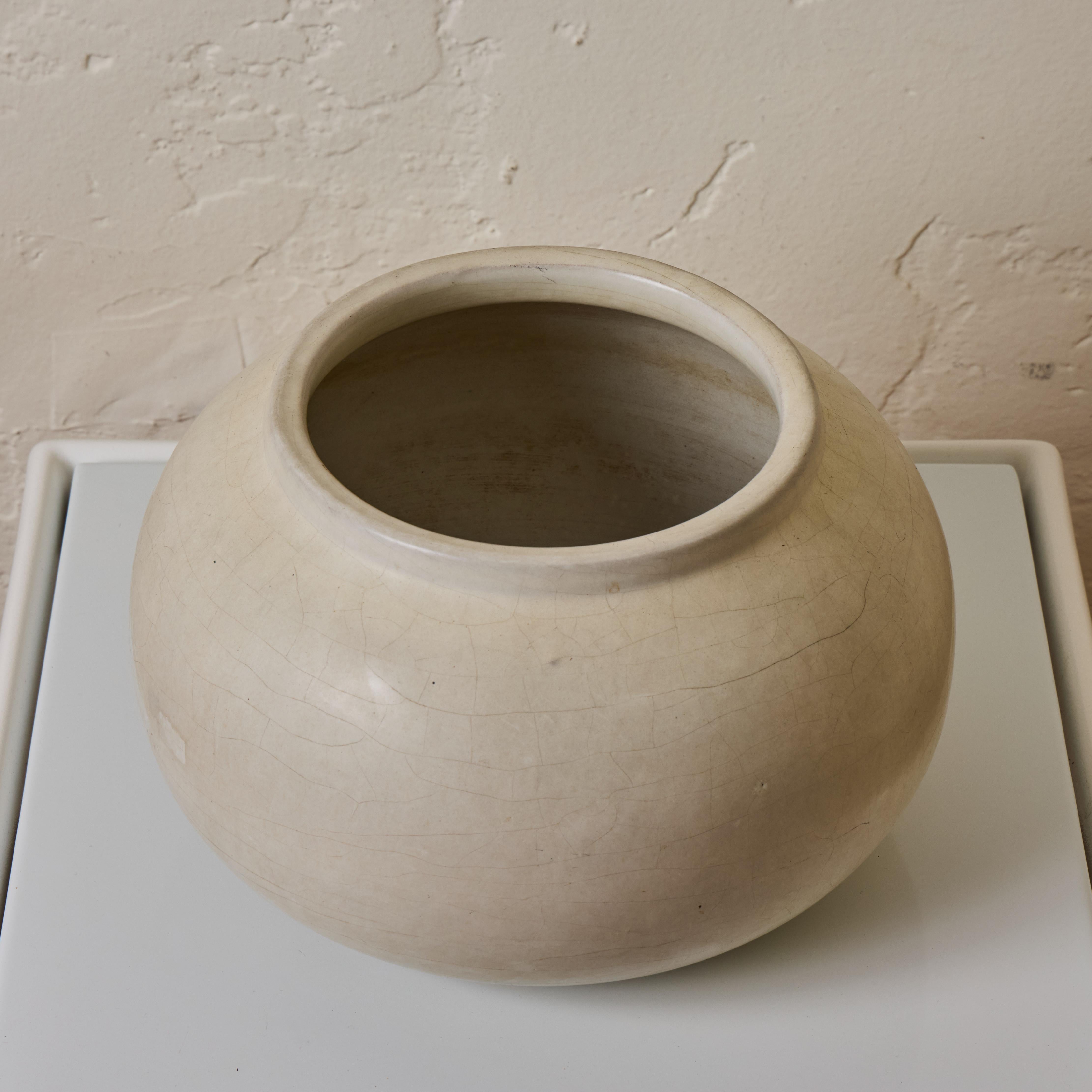 Pair of 1960s Ceramic White Glazed Planters Attributed to Architectural Pottery (Mitte des 20. Jahrhunderts) im Angebot